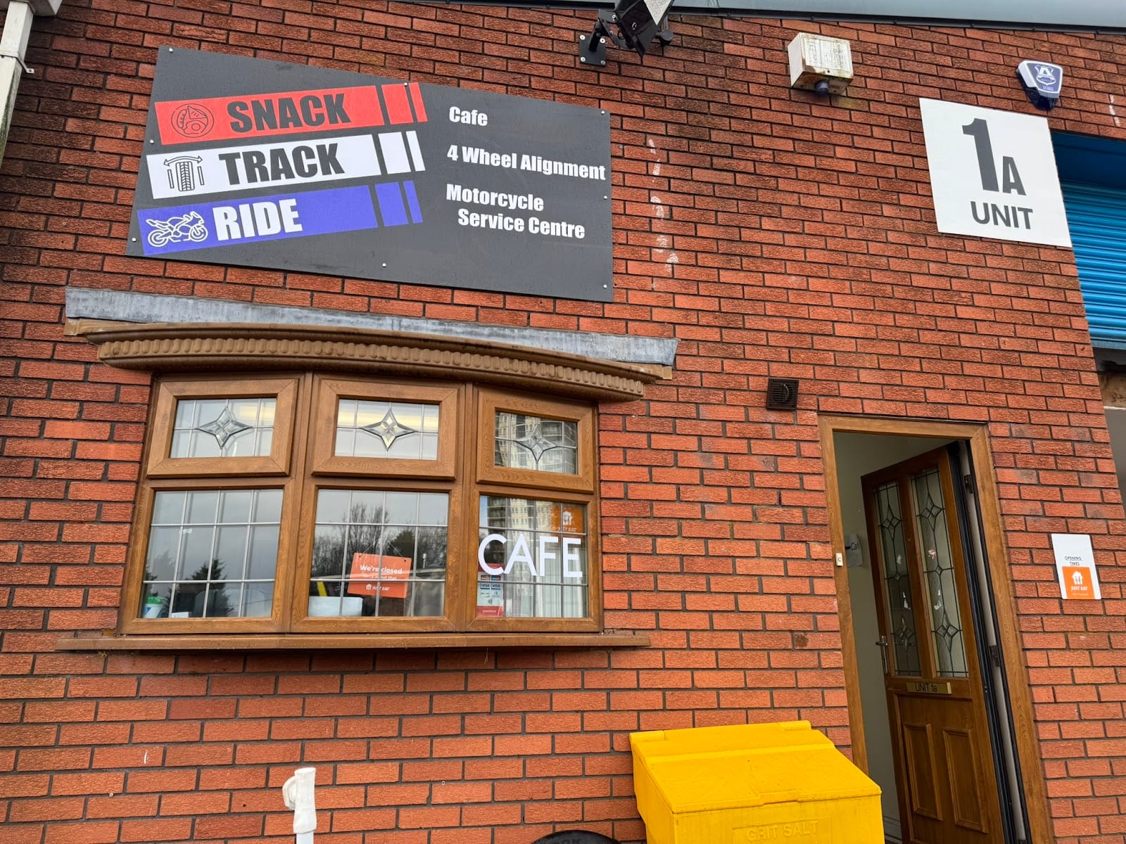 Snack Track & Ride