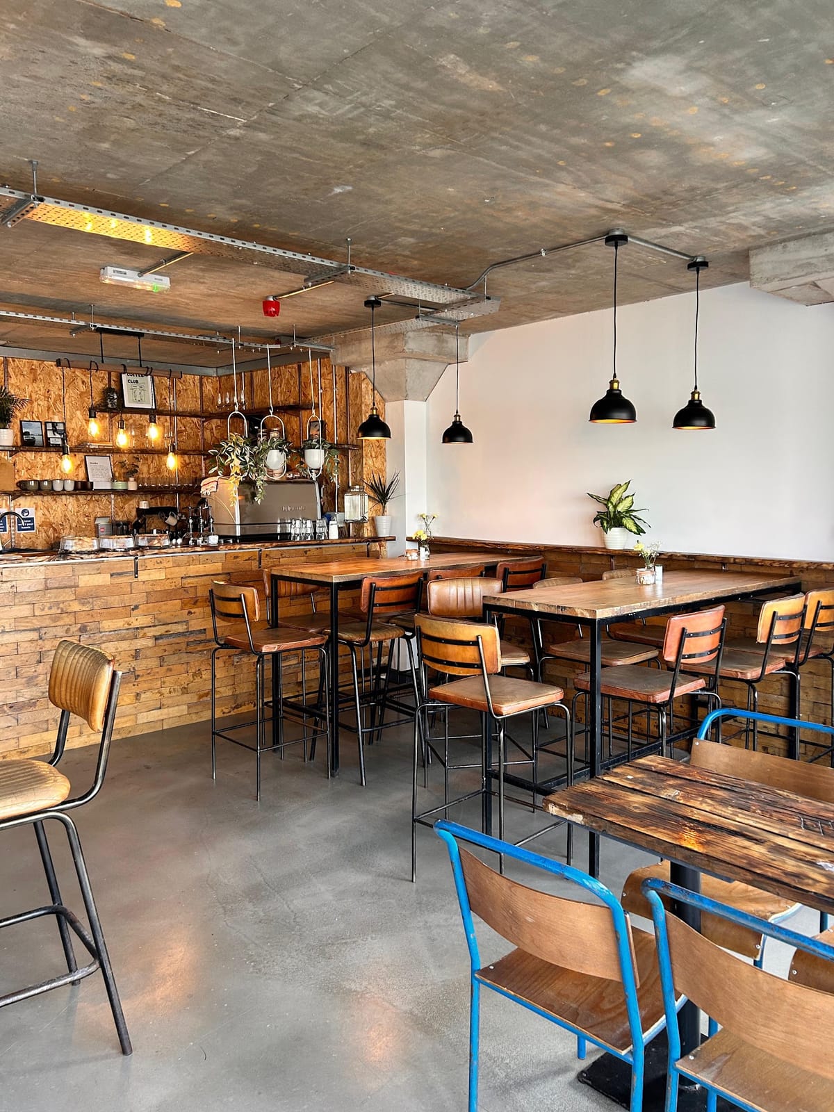 Mana Studios, Cafe & Bar