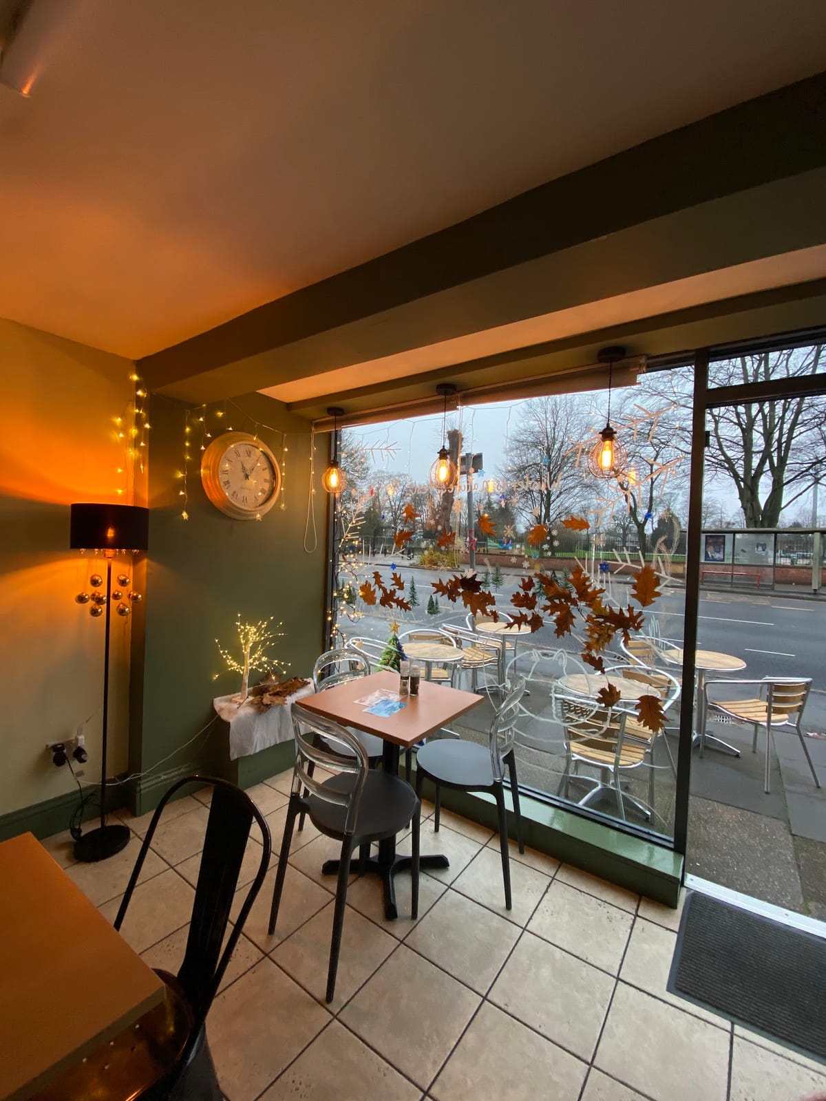 Holly’s Cafe & Cob Shop
