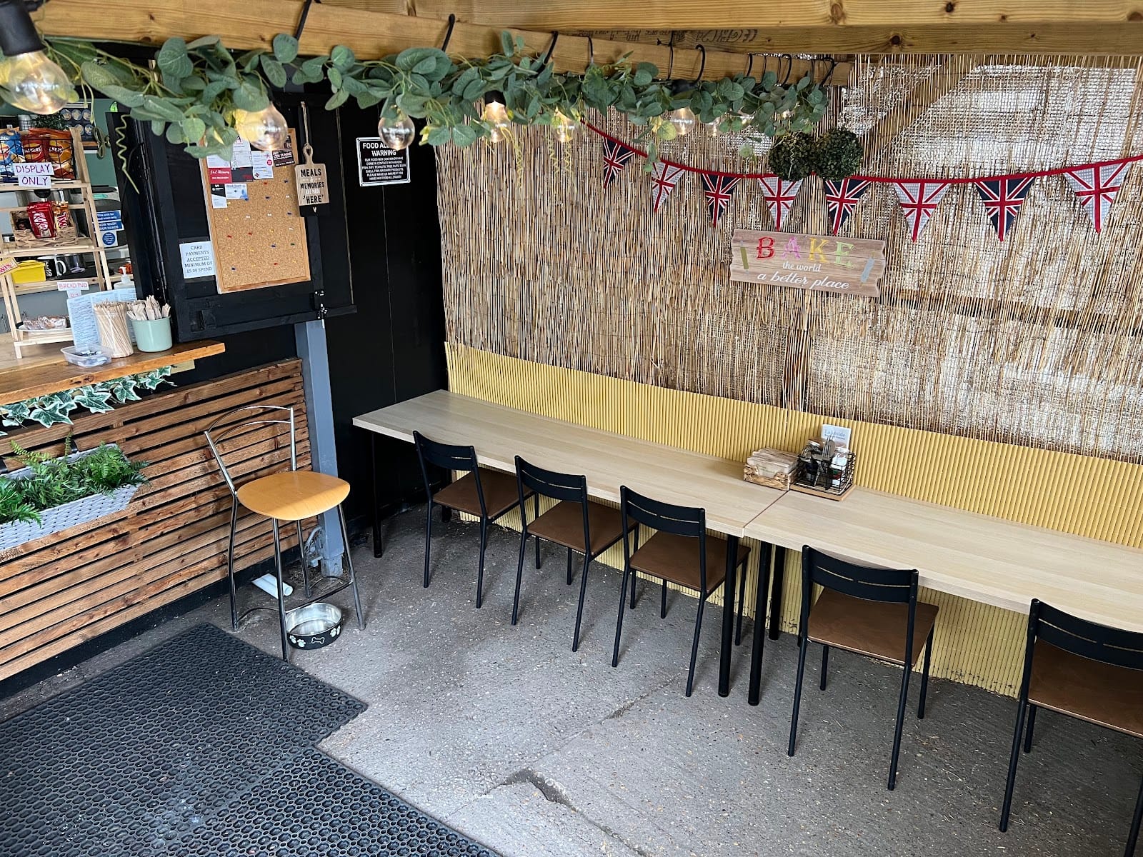 M&J’s Cafe & Cake
