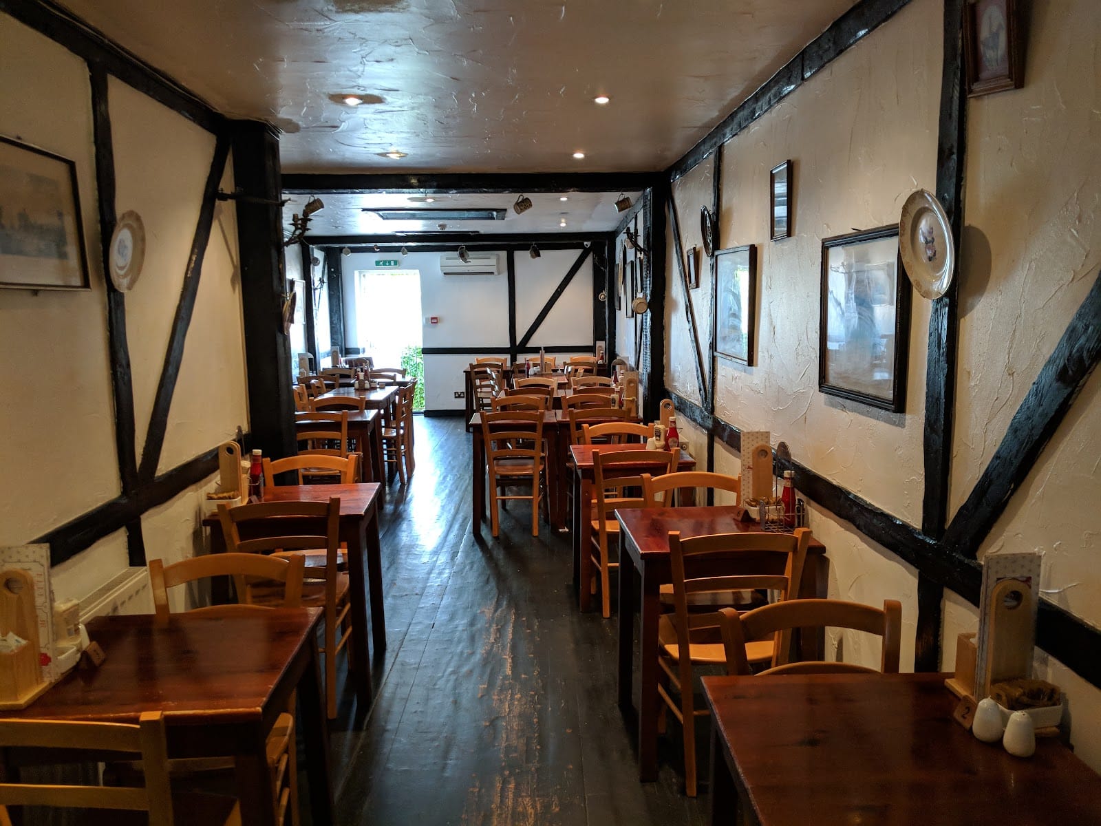 Crown Cafe ,The British Flavour