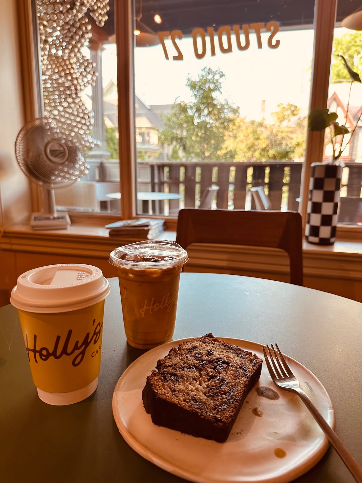 Holly's Neighbourhood Cafe & Bar