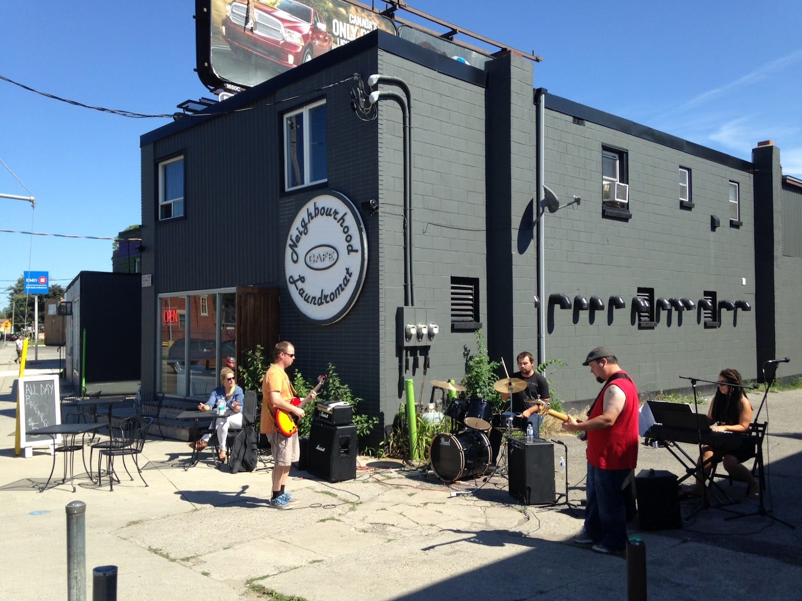 Neighbourhood Laundromat Cafe