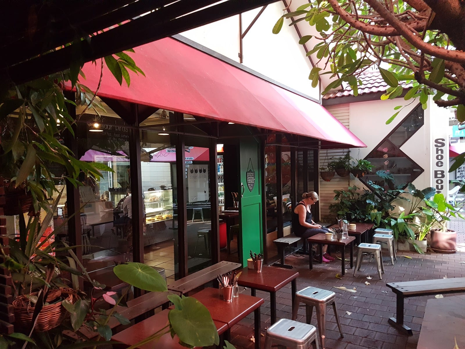 Four Birds Cafe ni Isabella