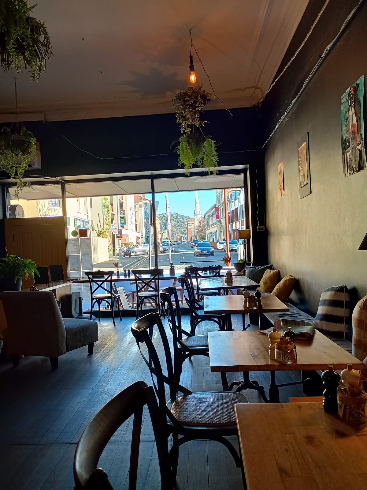 M&B Cafe & Smoothie Bar