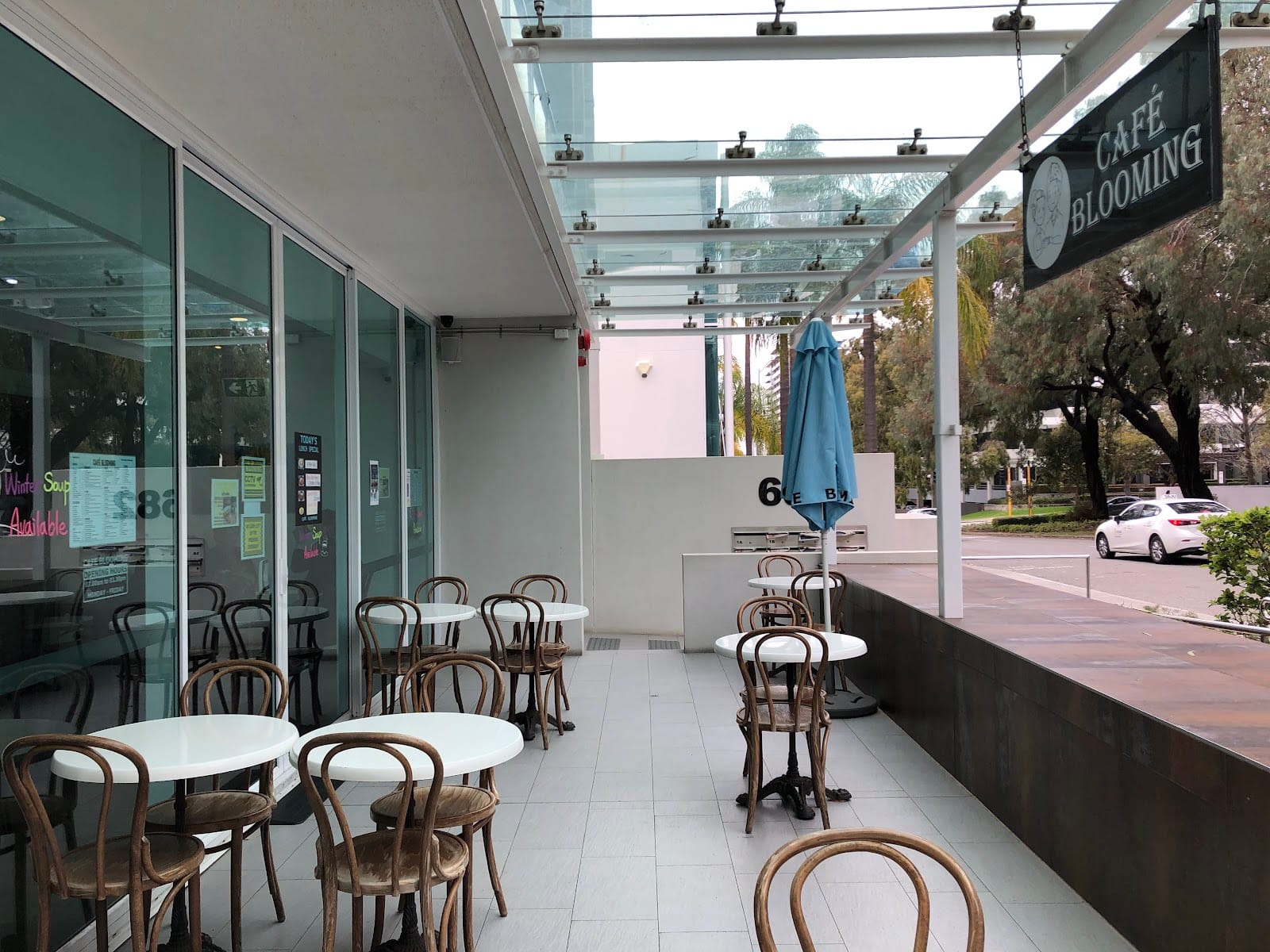 CAFE BLOOMING