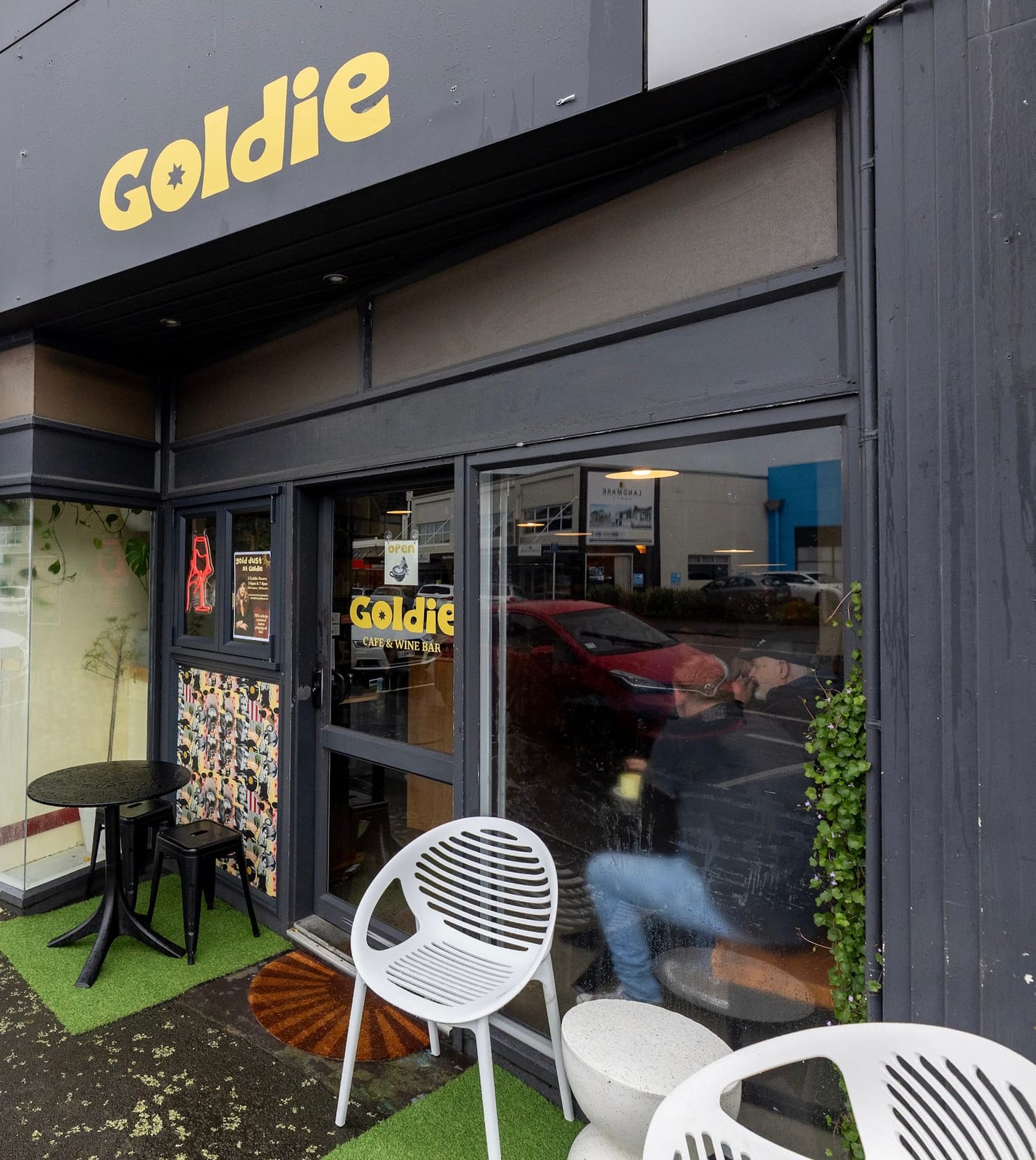 Goldie cafe & bar
