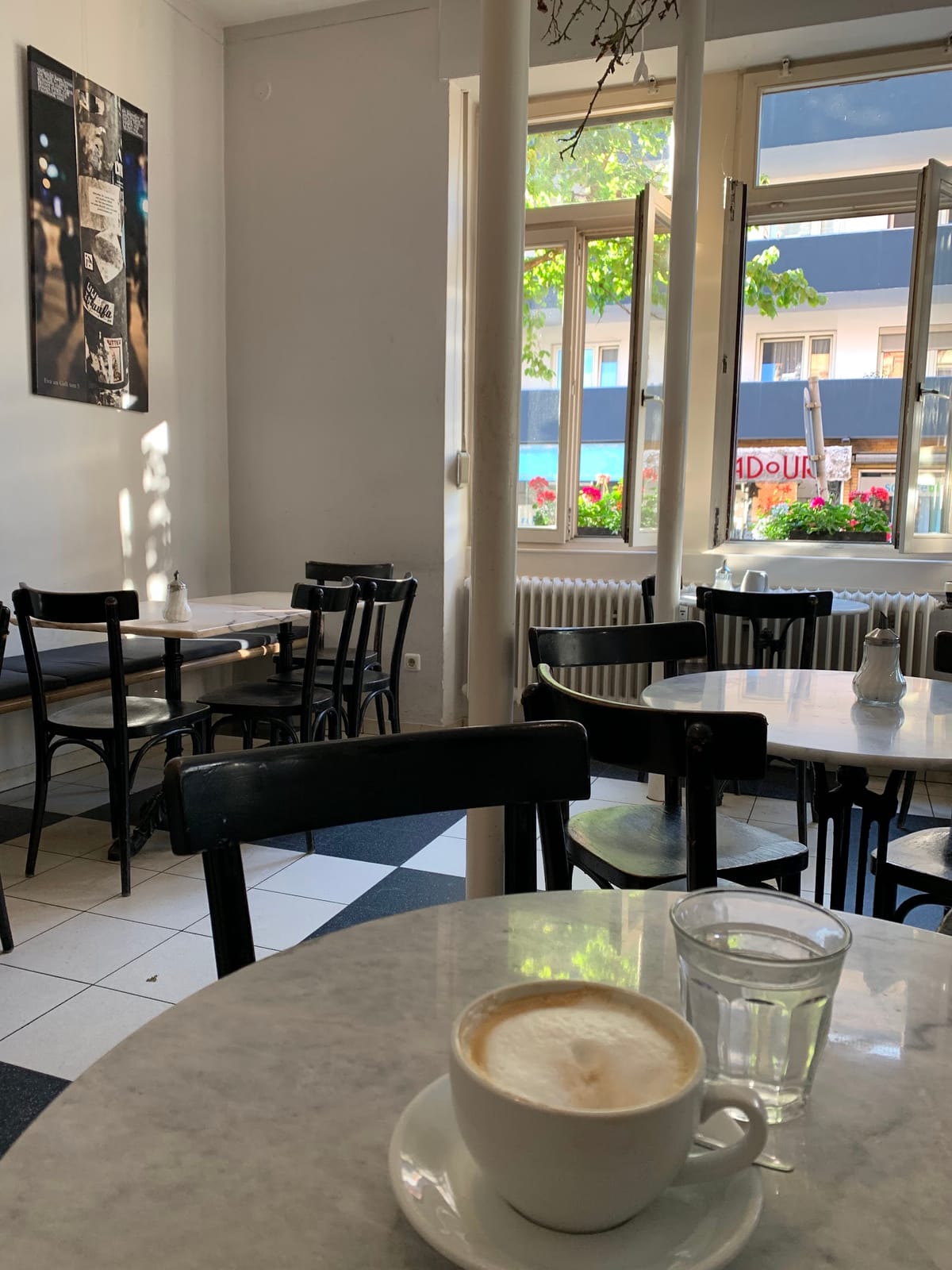Schwarz-Weiß-Cafe