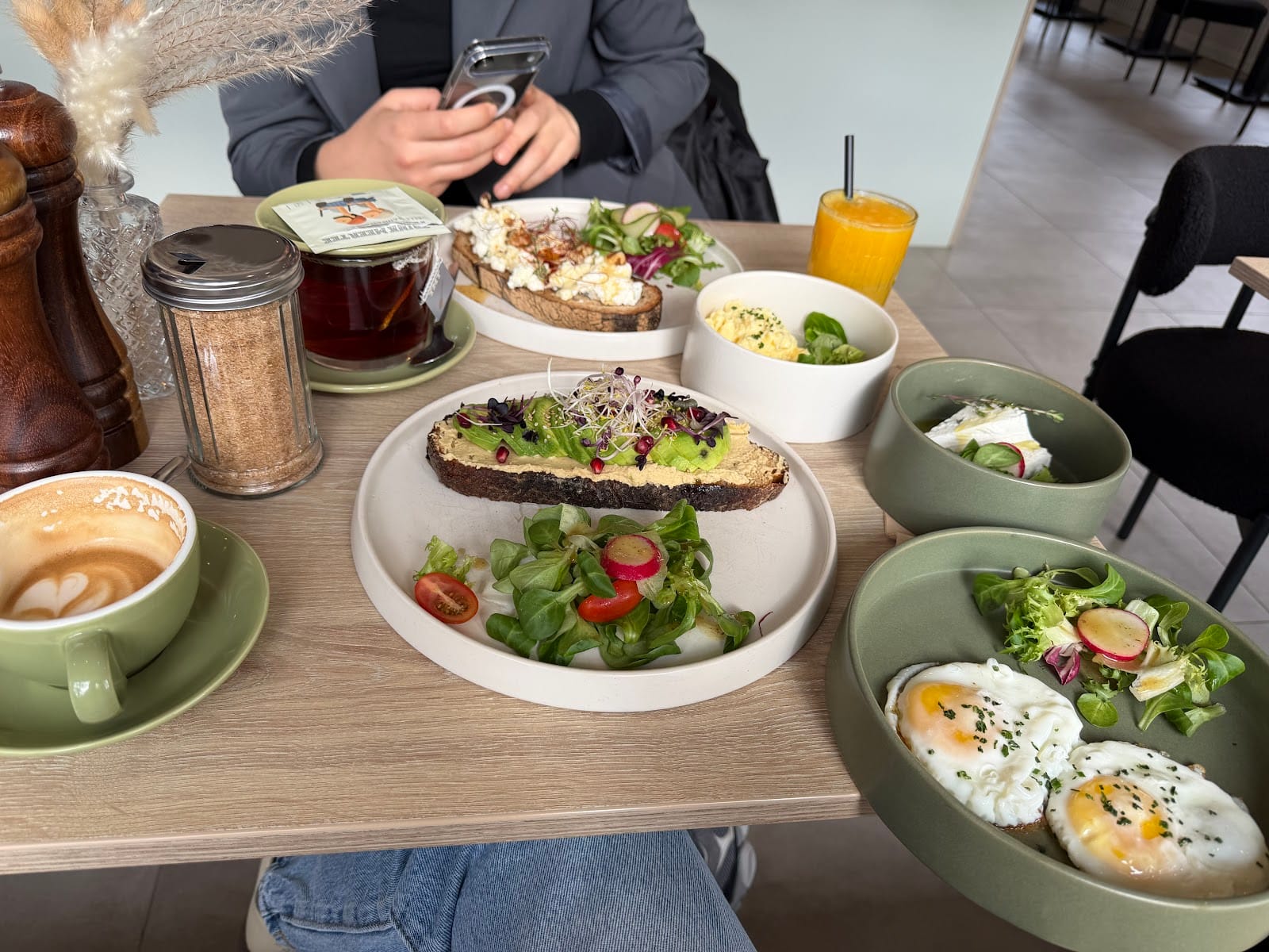 Cafe Lou •Breakfast •Lunch •Homemade Cakes