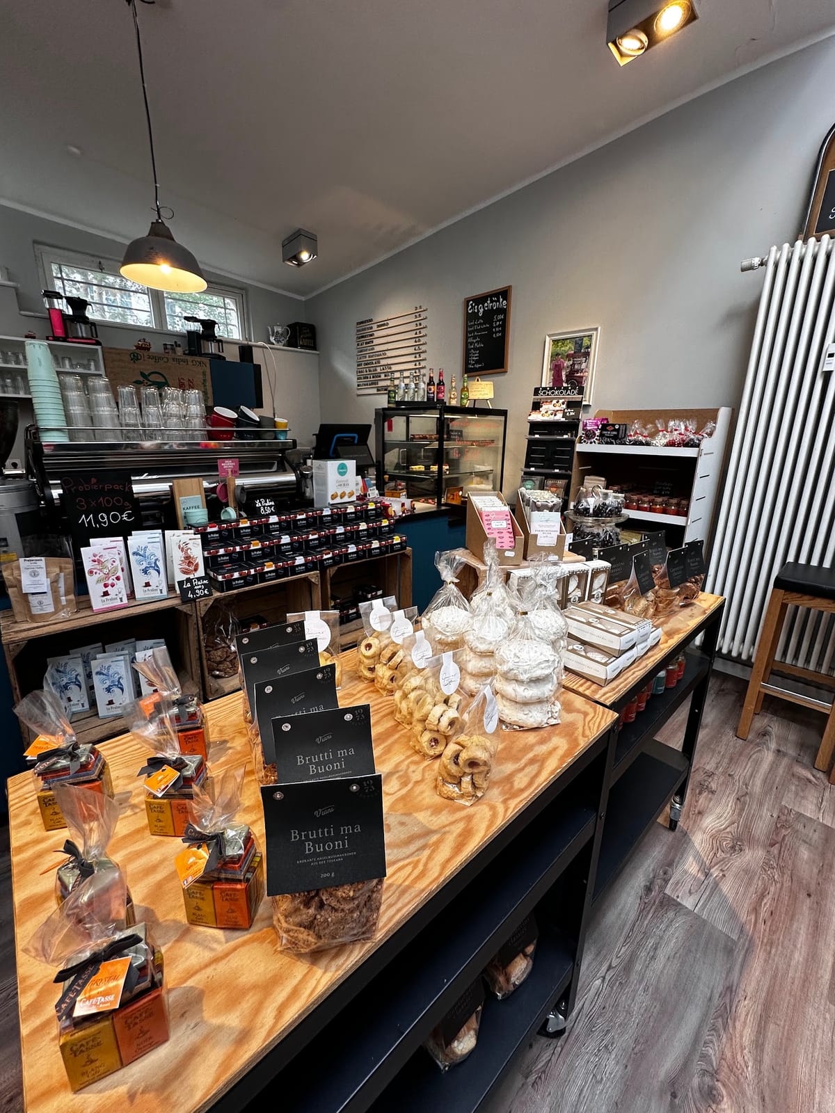 Toms Kaffeerösterei-Cafe und freche frisch geröstete Kaffeebohnen im U-Bahnhof Onkel Toms Hütte in Berlin Zehlendorf