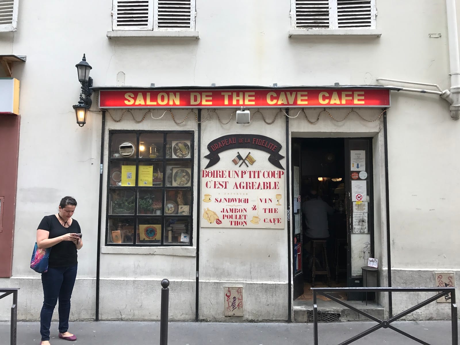 Salon De The Cave Cafe