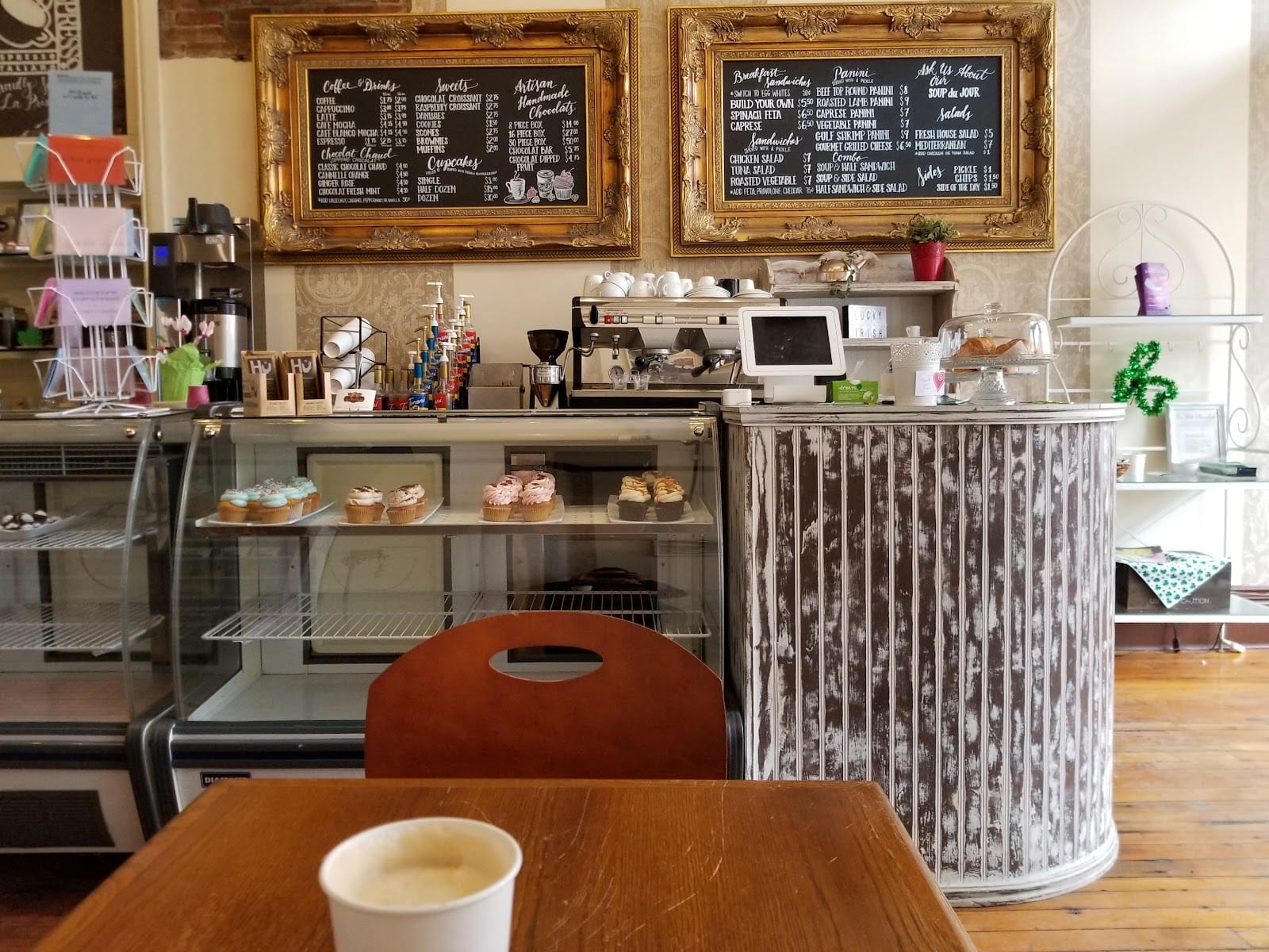 Le Petit Cafe & Grille