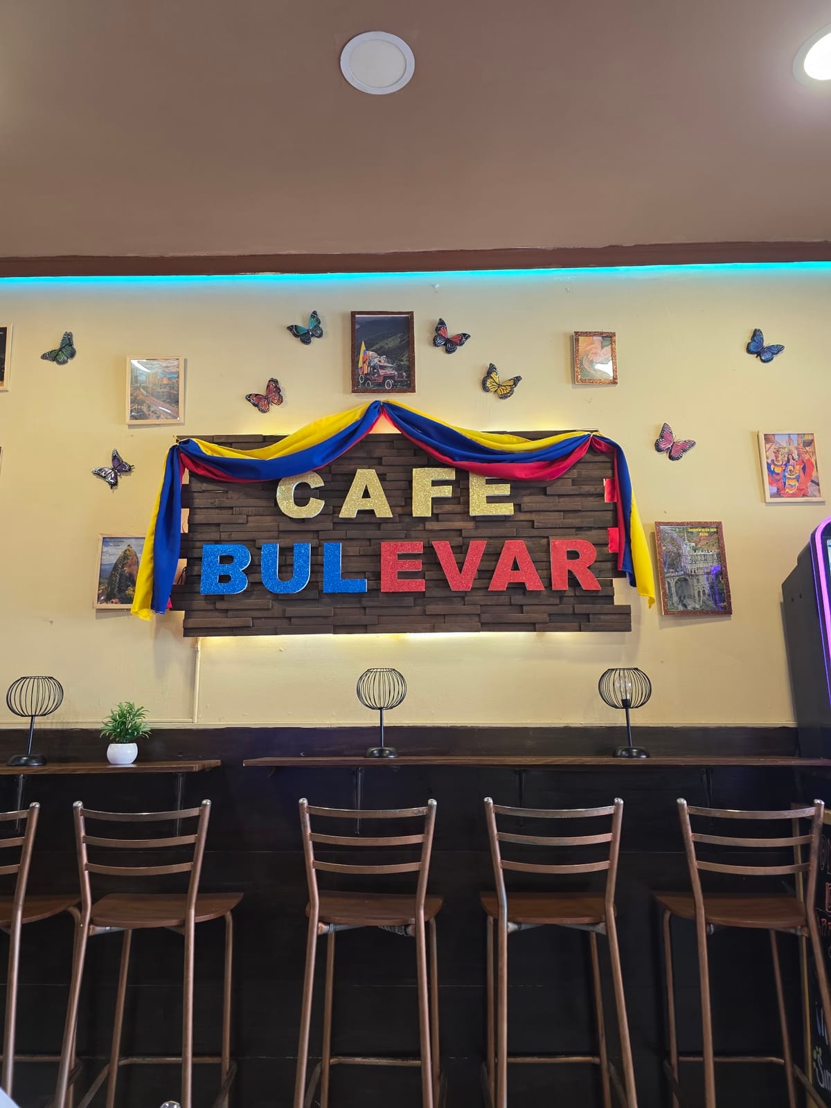 Cafe Bar Bulevar Comida Colombiana