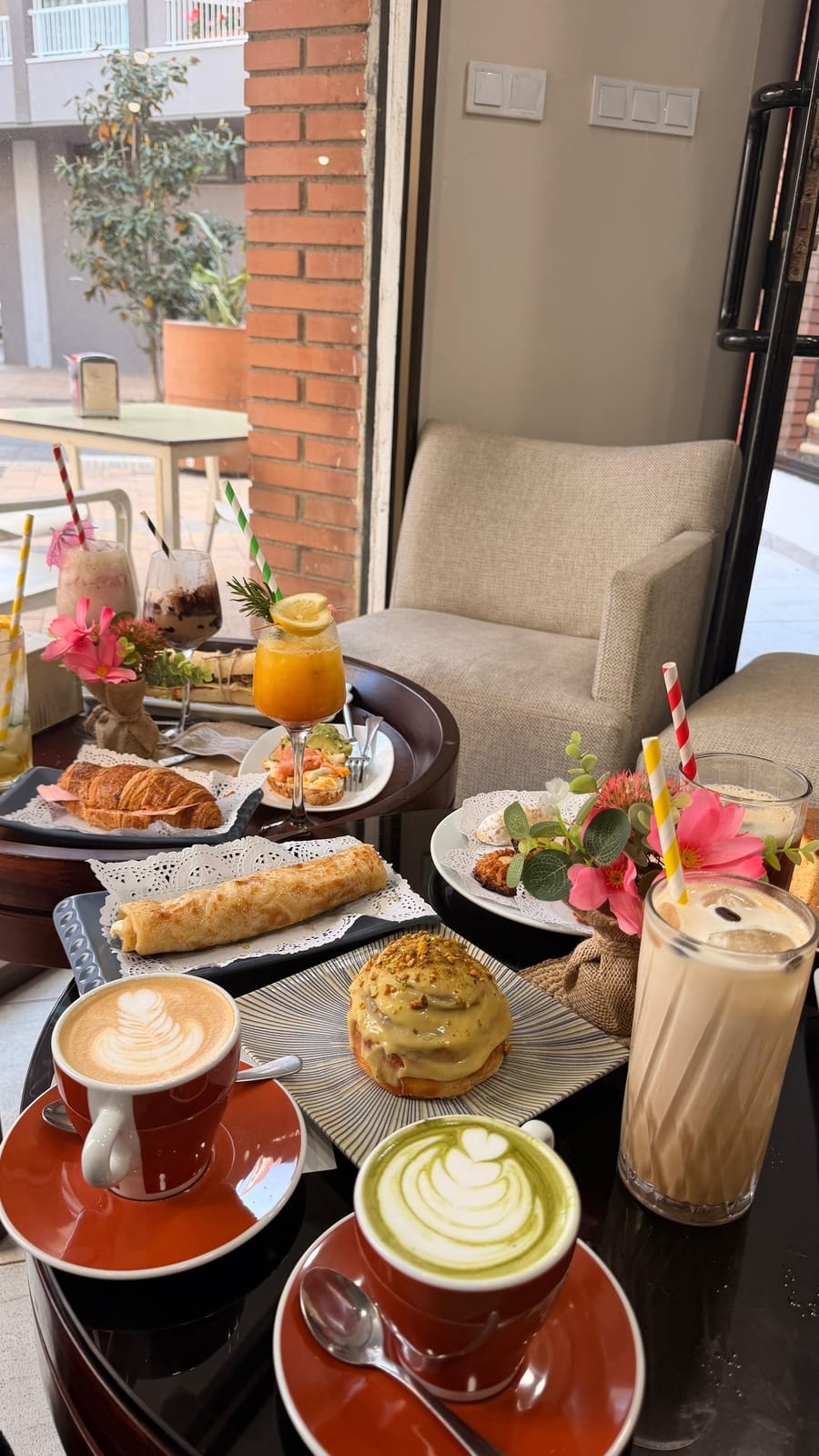 ROLLS & CAFE