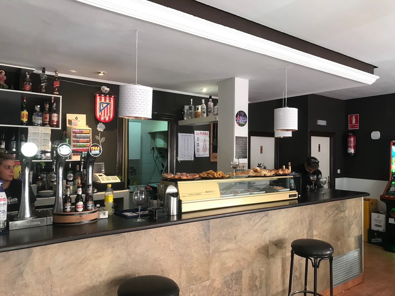 cafe bar blanco y negro
