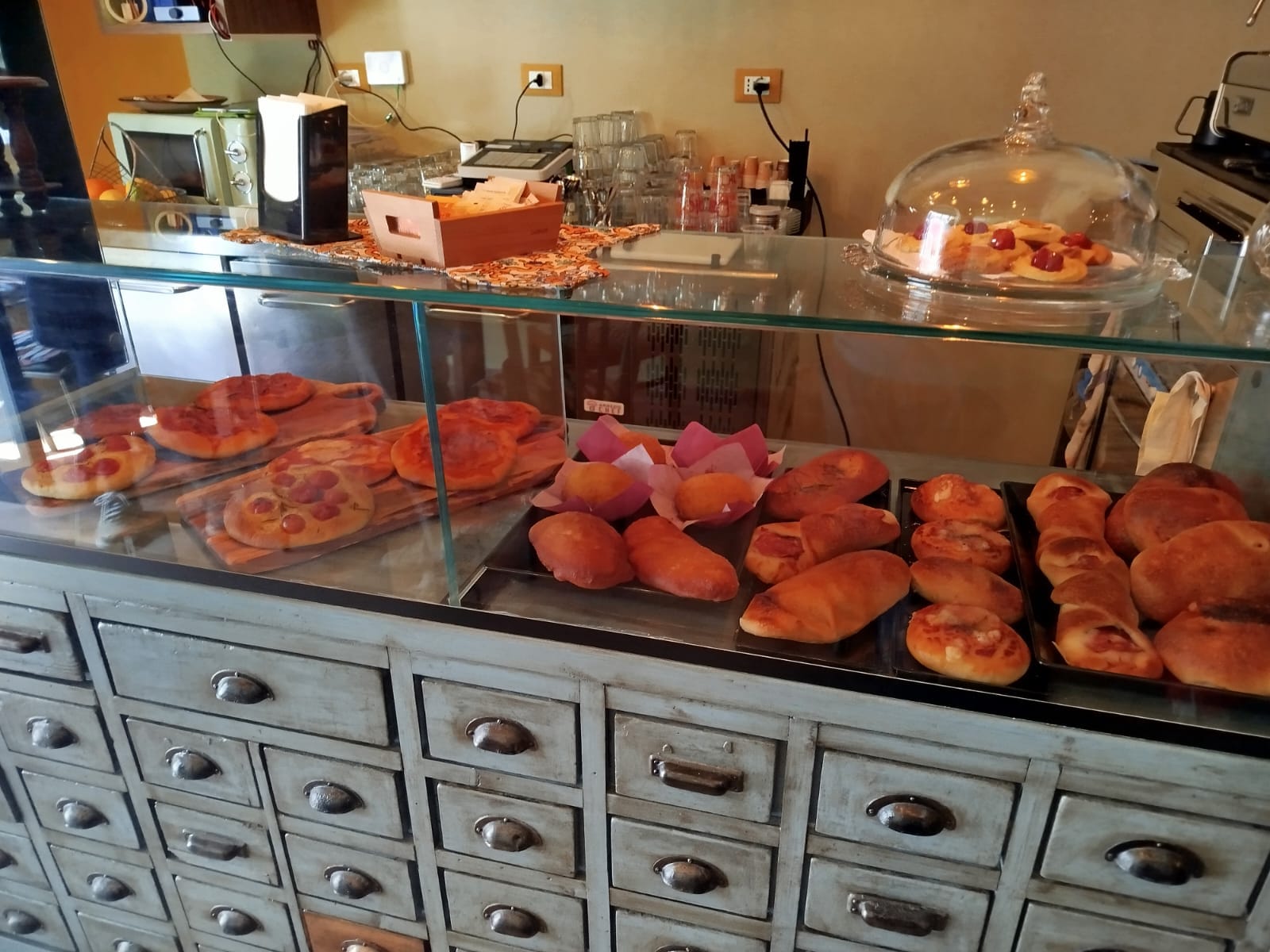 Novecento piccolo caffè con cucina