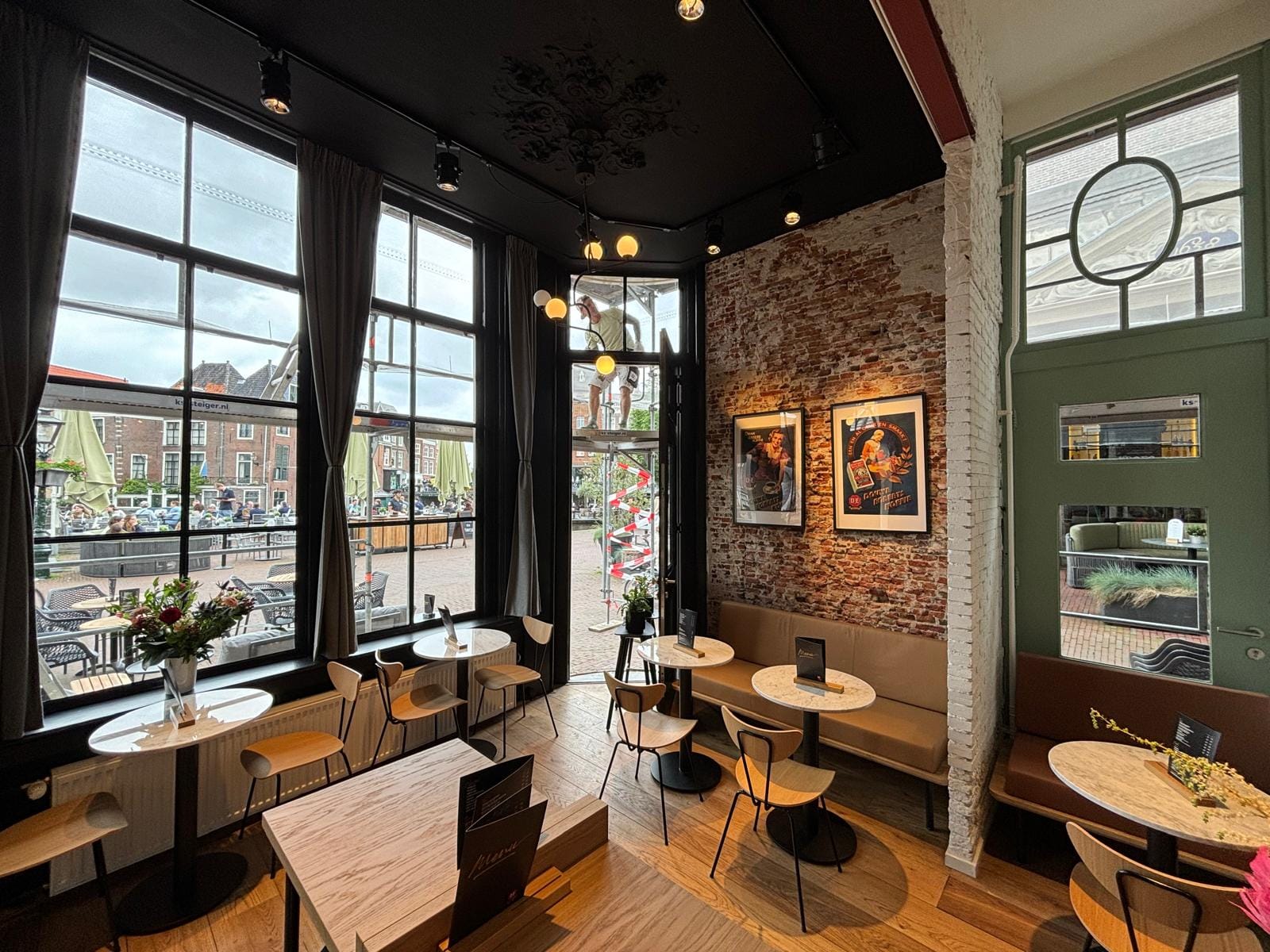 Douwe Egberts Café Leiden Aalmarkt 19 "specialty coffee"