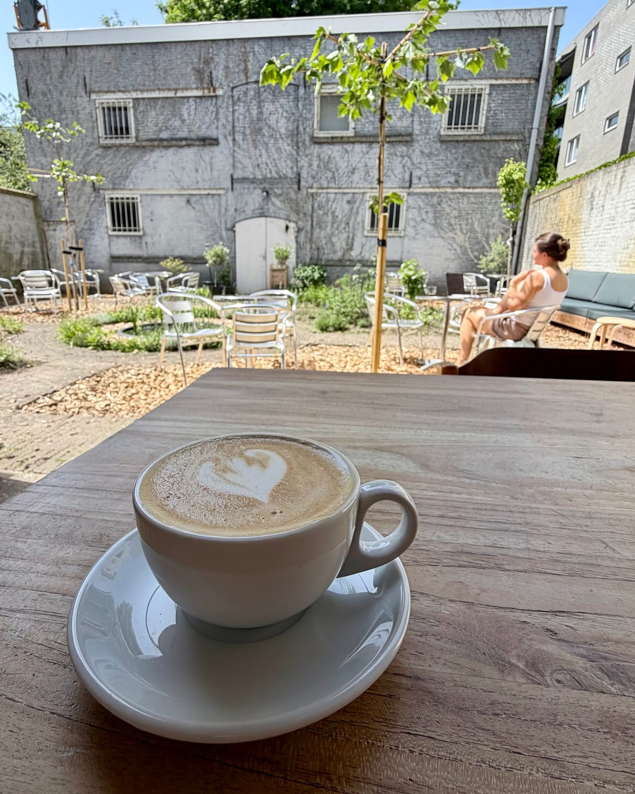 CAFE BOUKS.
