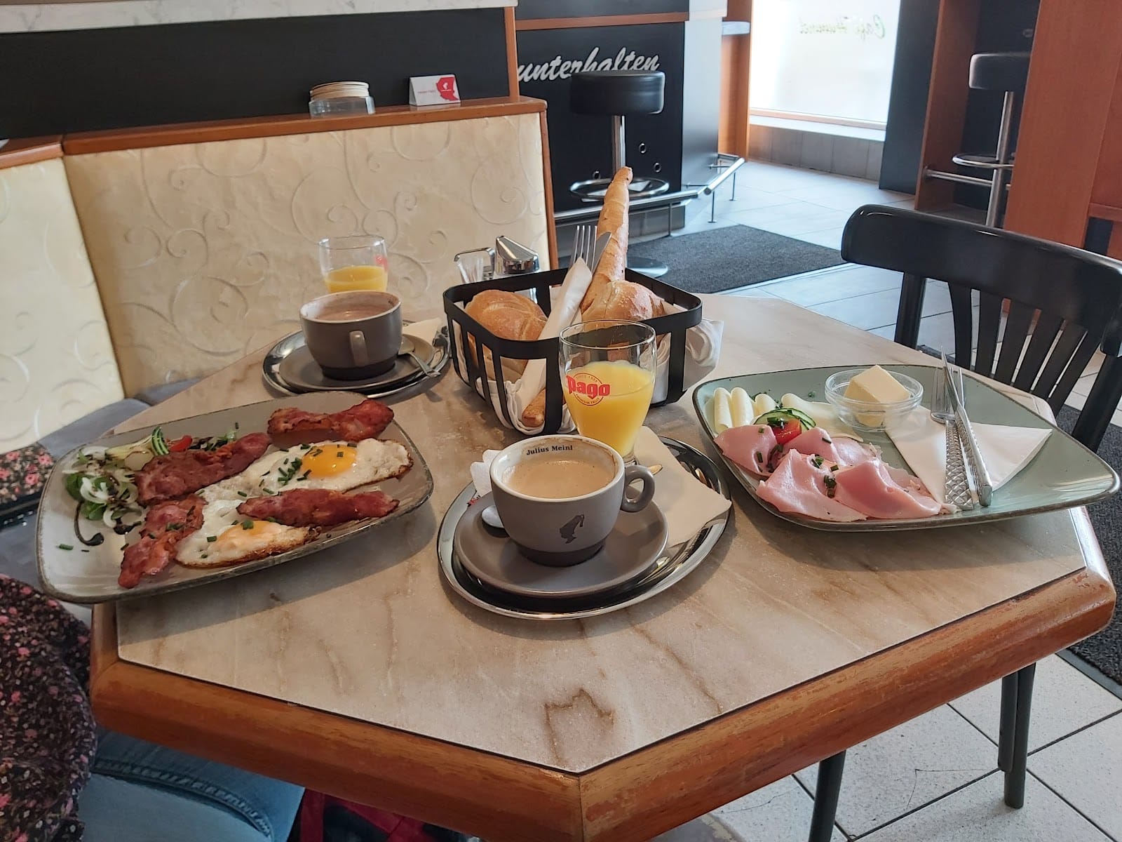 Cafe Hummel - am Asperner Siegesplatz