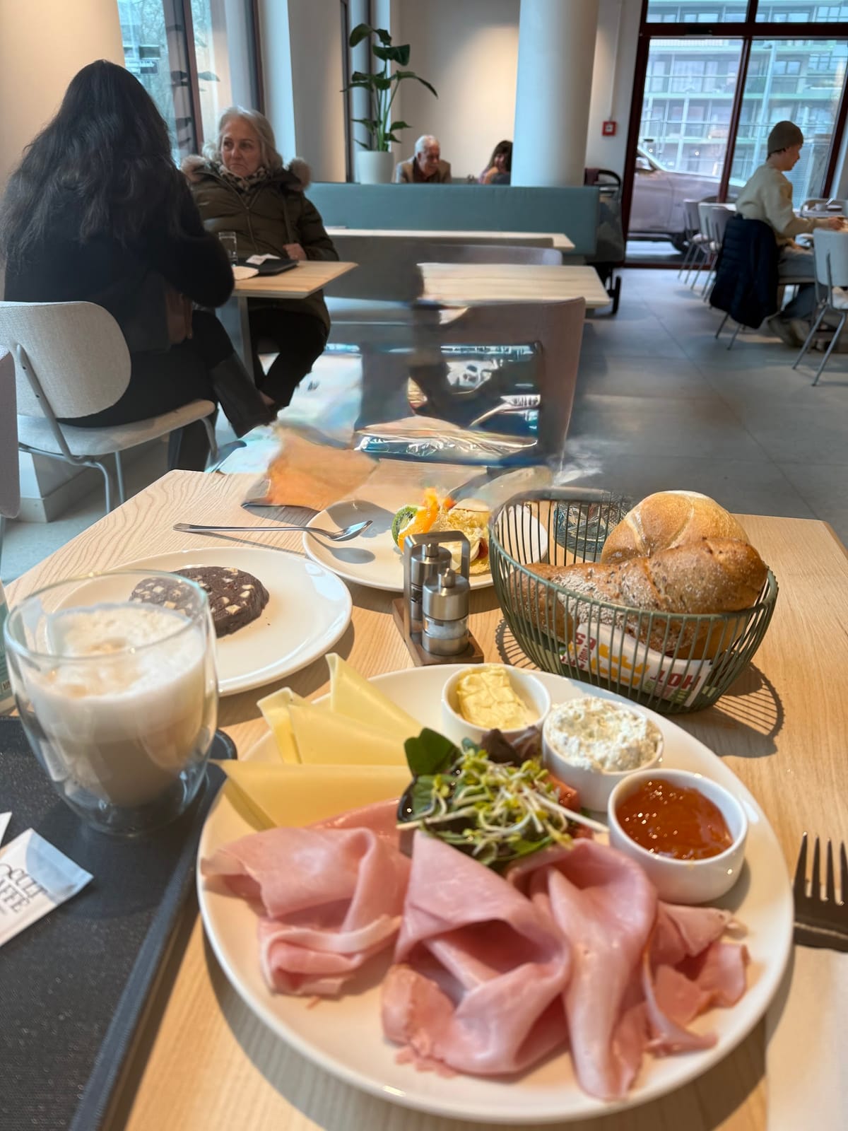 Leo BERRESGASSE (Bäckerei, Coffeeshop, Confiserie, Eis, Snacks & Speisen)