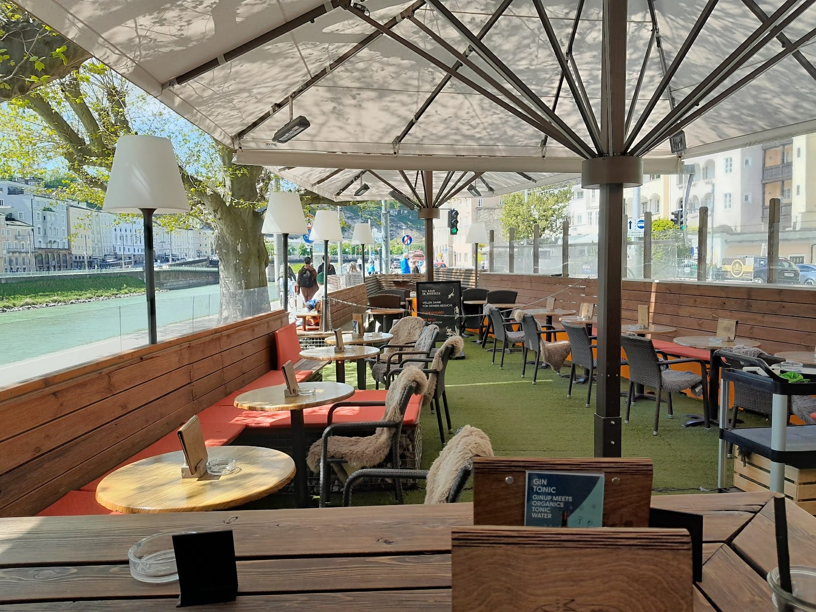 Monkeys cafe bar cityoasis