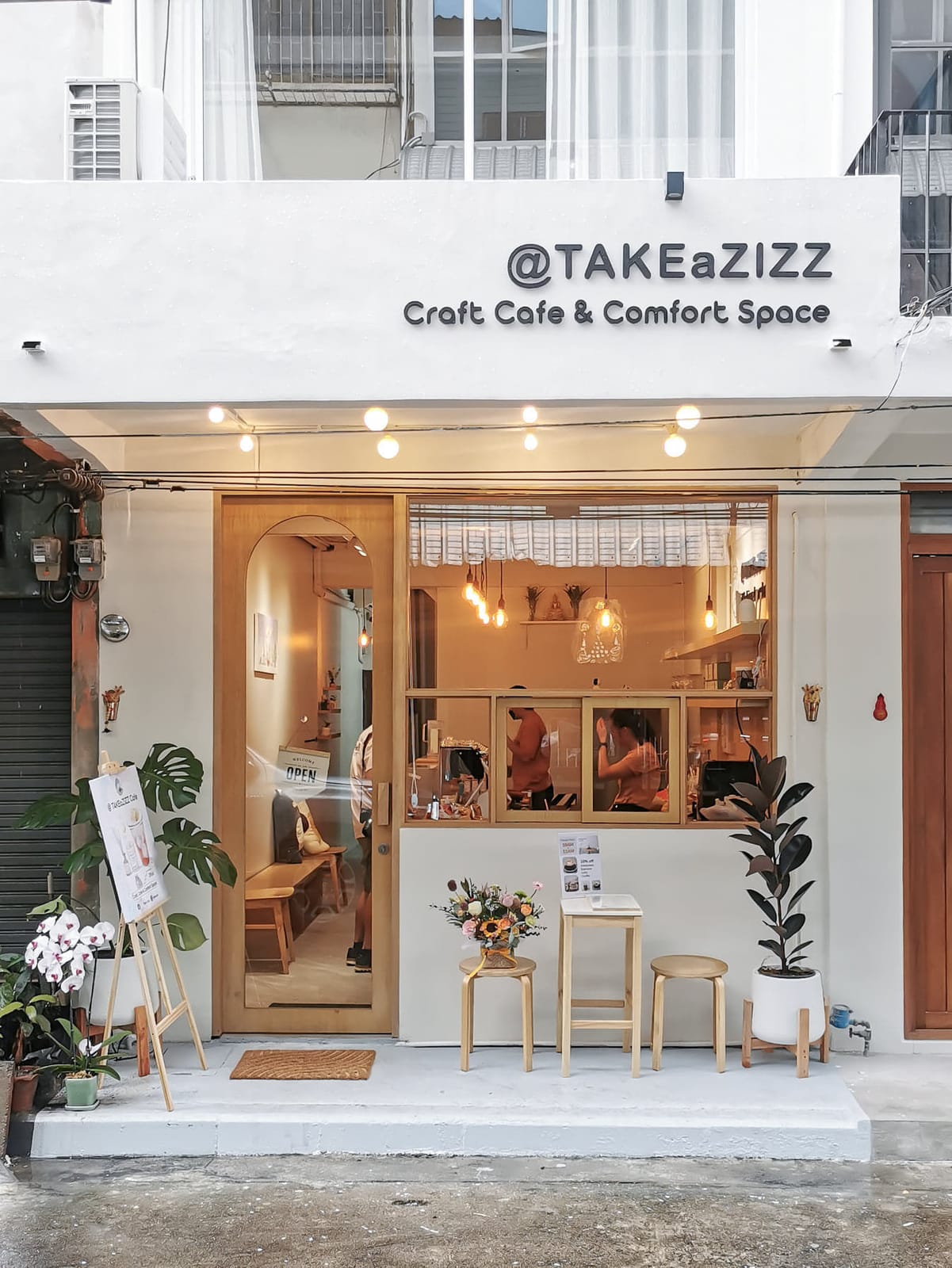 TAKEaZIZZ Cafe