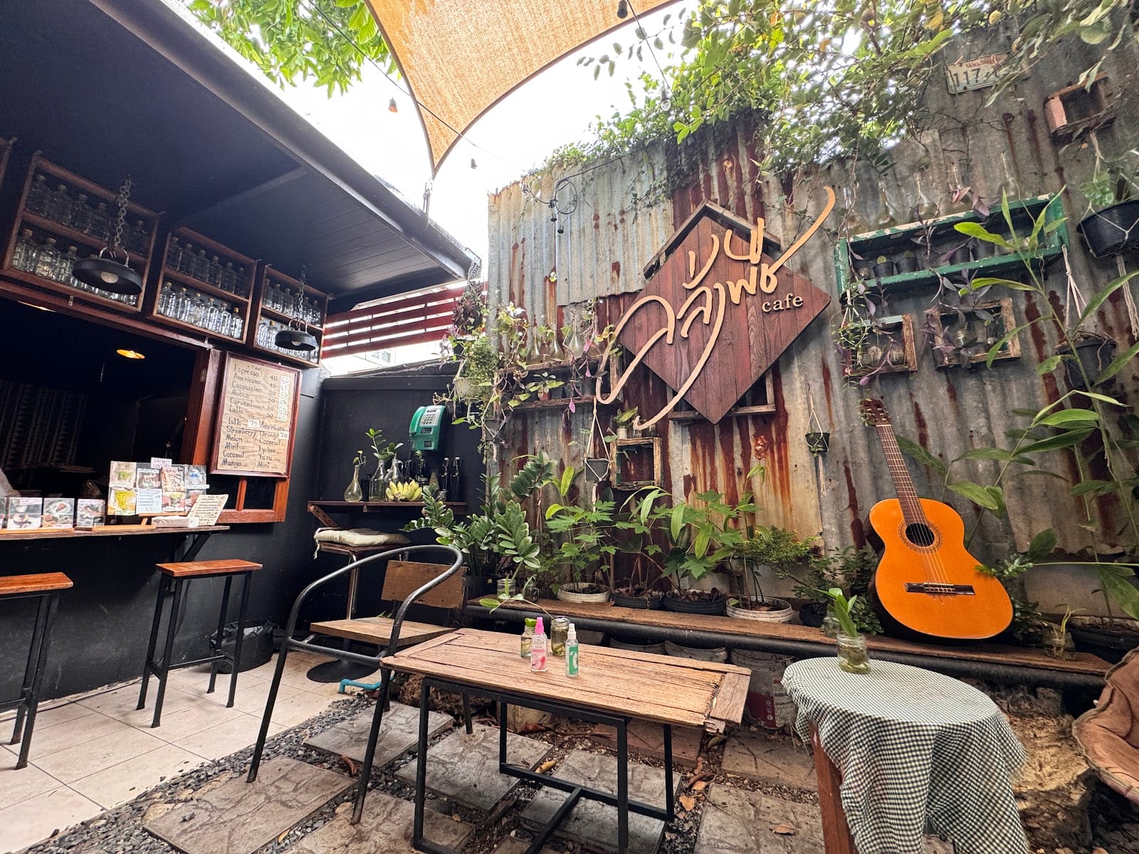 คลั่งพืชคาเฟ่/ Crazyplantscafe in Samutprakan.