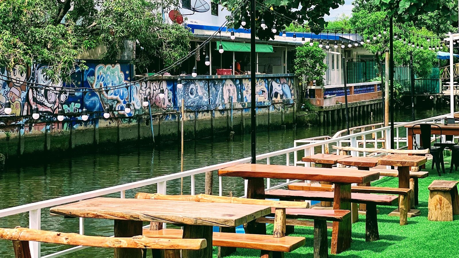 De Canal Seafood Halal กาแฟริมคลอง
