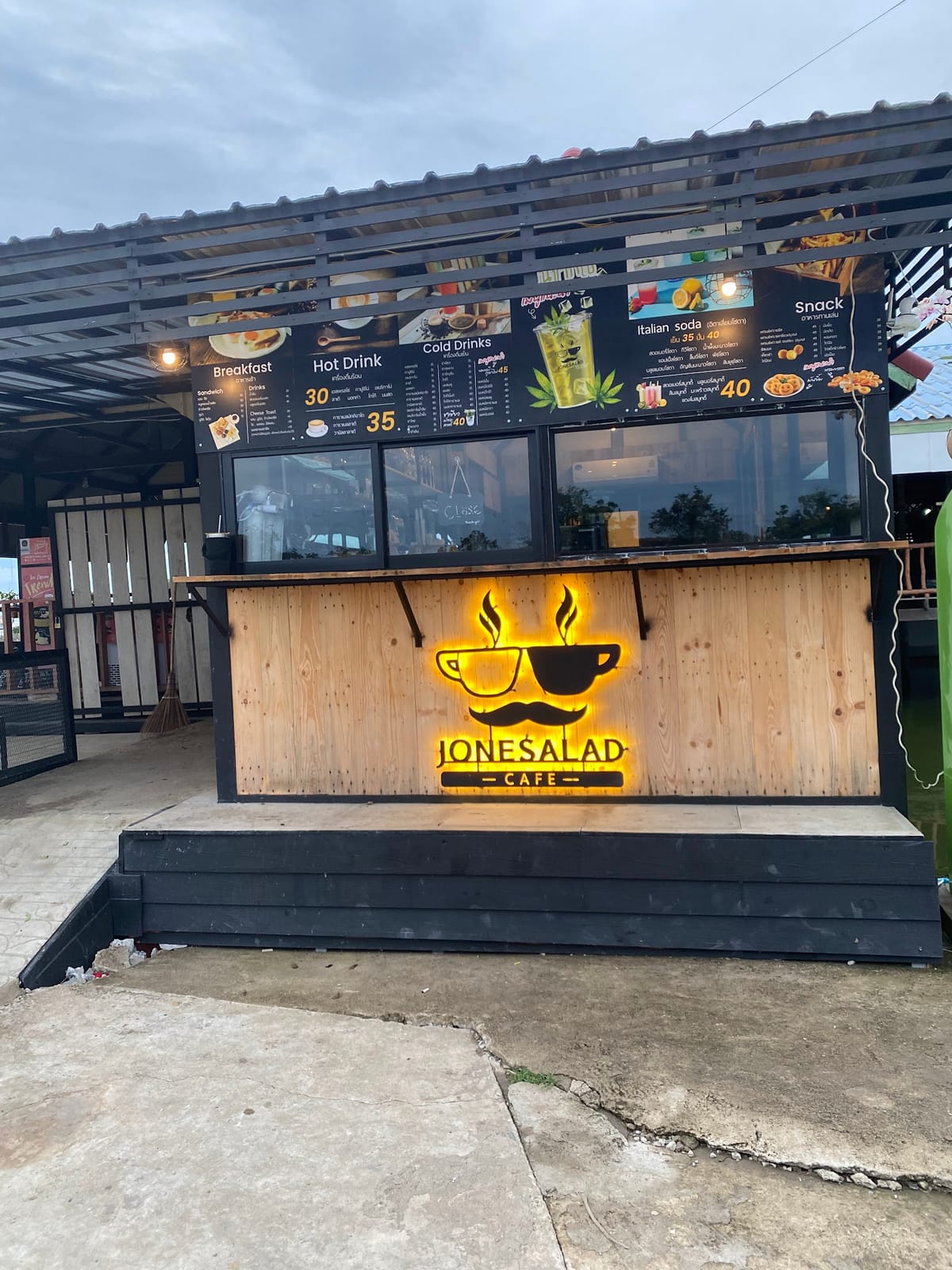 Jonesalad Café