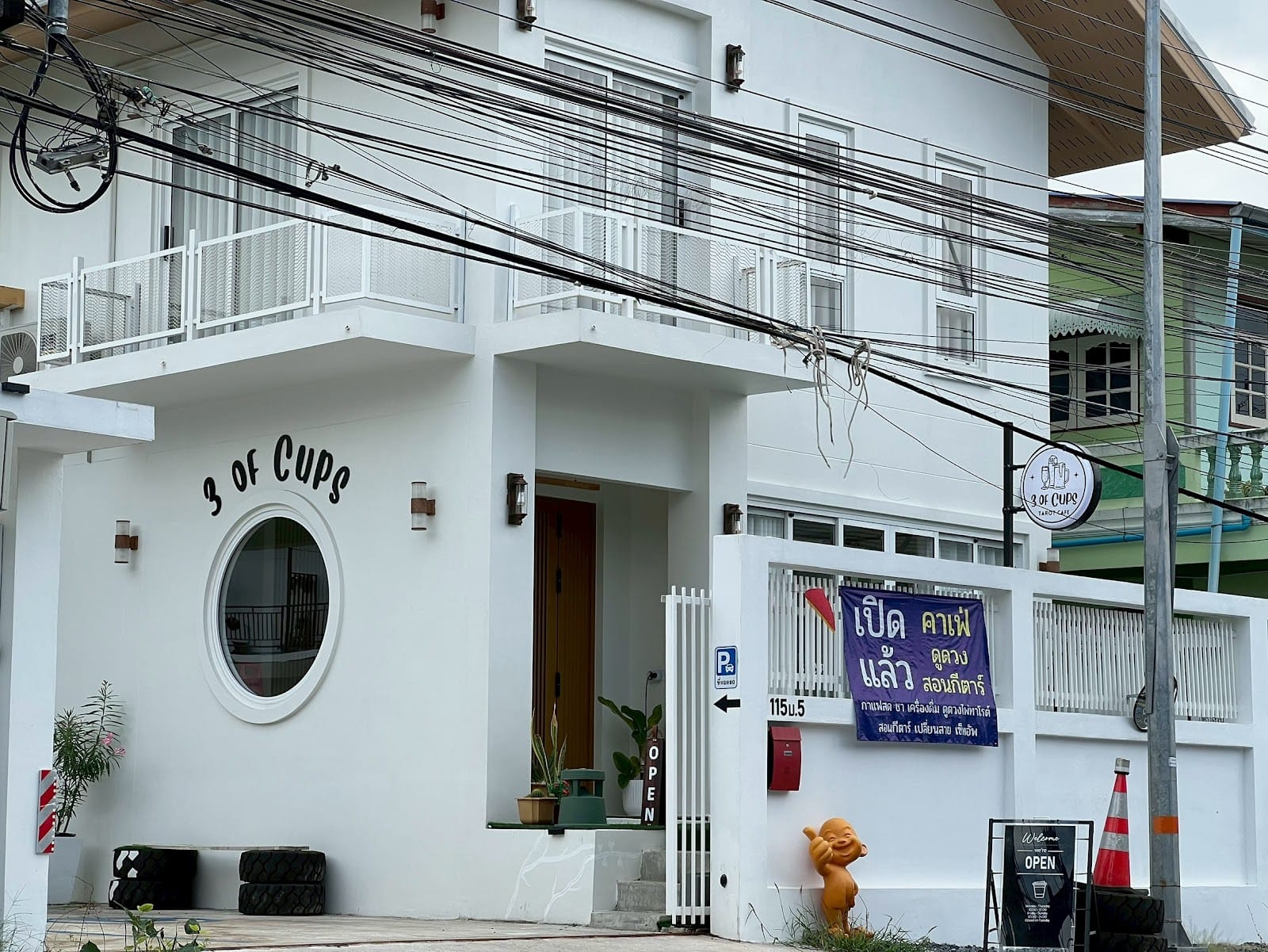 B cups tarot cafe