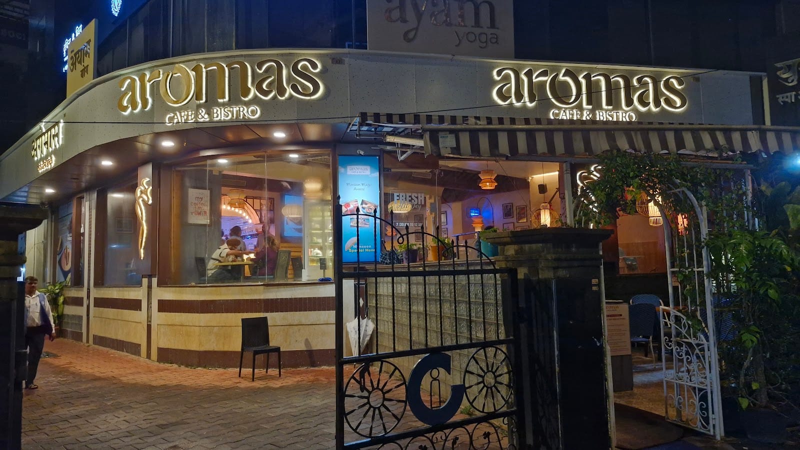 Aromas Café & Bistro