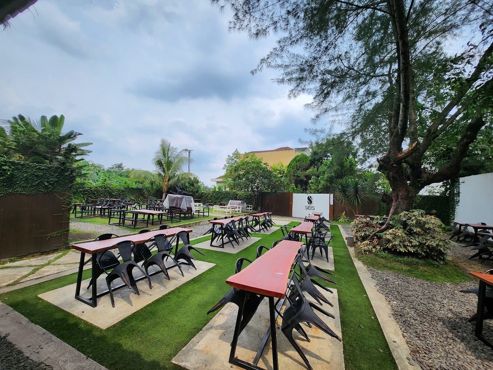 Seis Cafe & Public Space