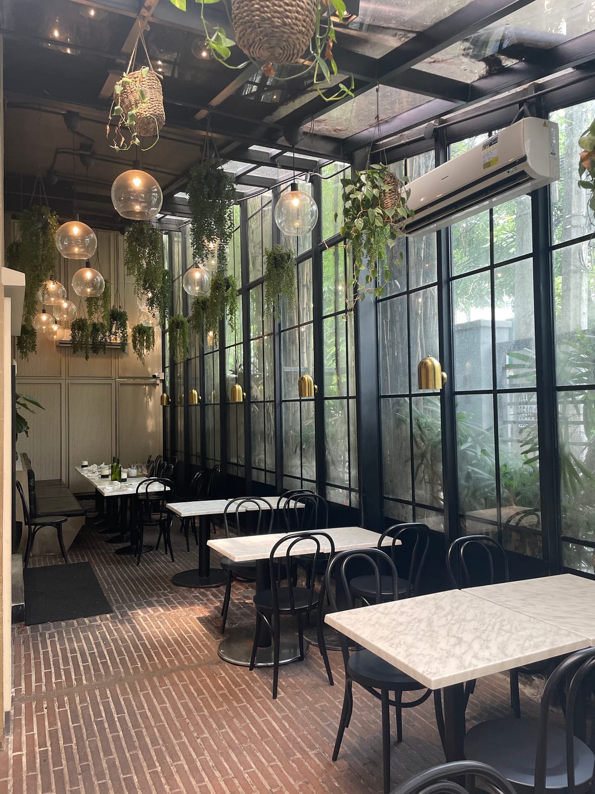 LOLA Cafe - Tomas Morato