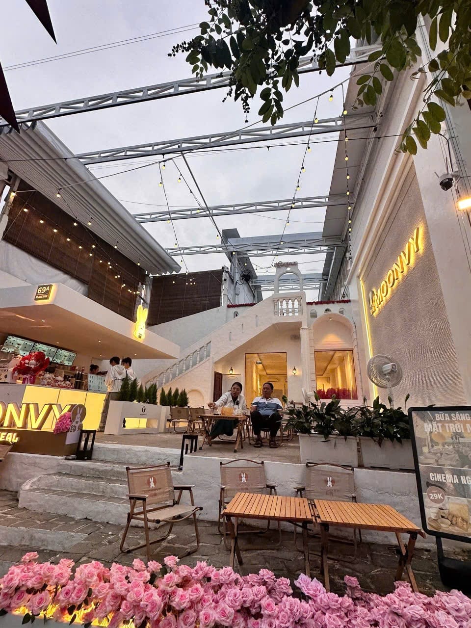 MOONVY COFFEE - HỒ BÚNG XÁNG