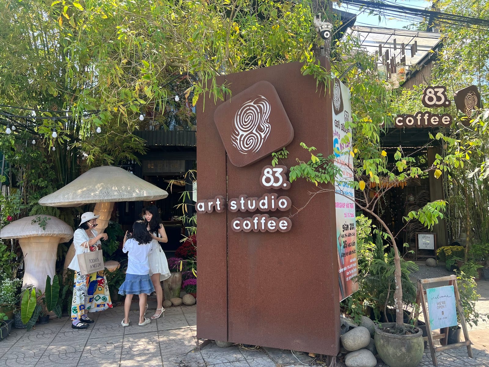 83. Art Studio & Coffee