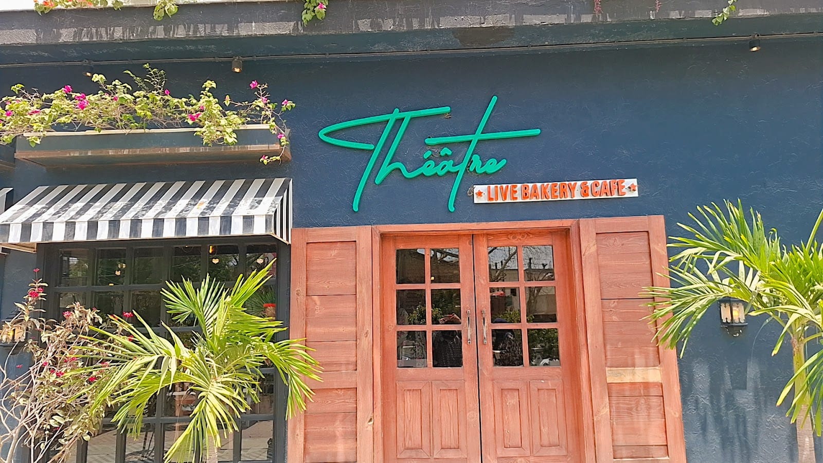 Theatre - Live Bakery & Cafe