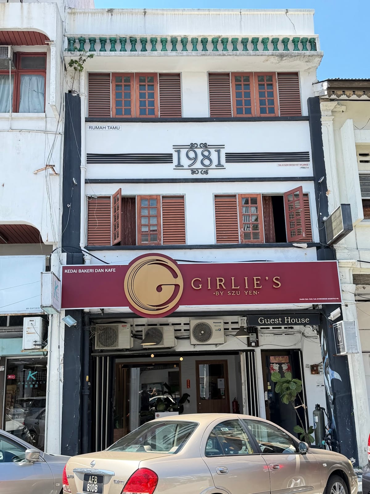 Girlie's Café