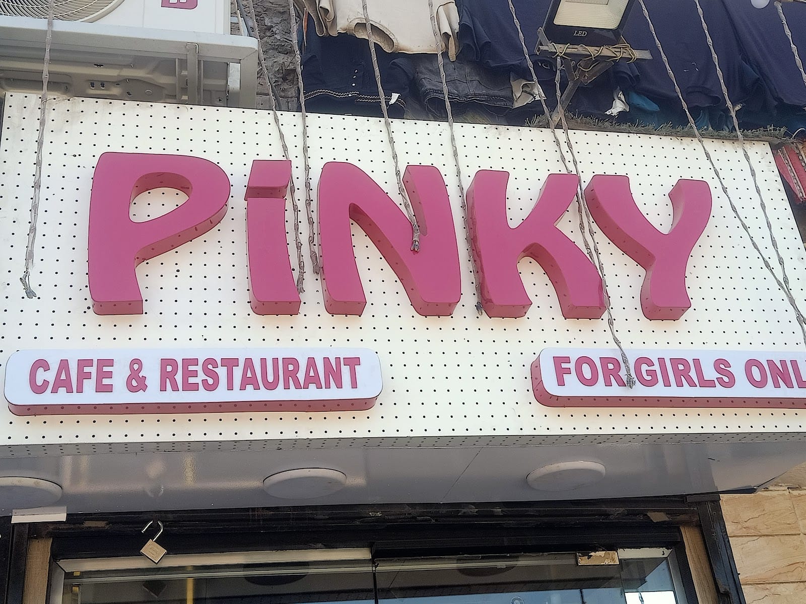 Pinky cafe