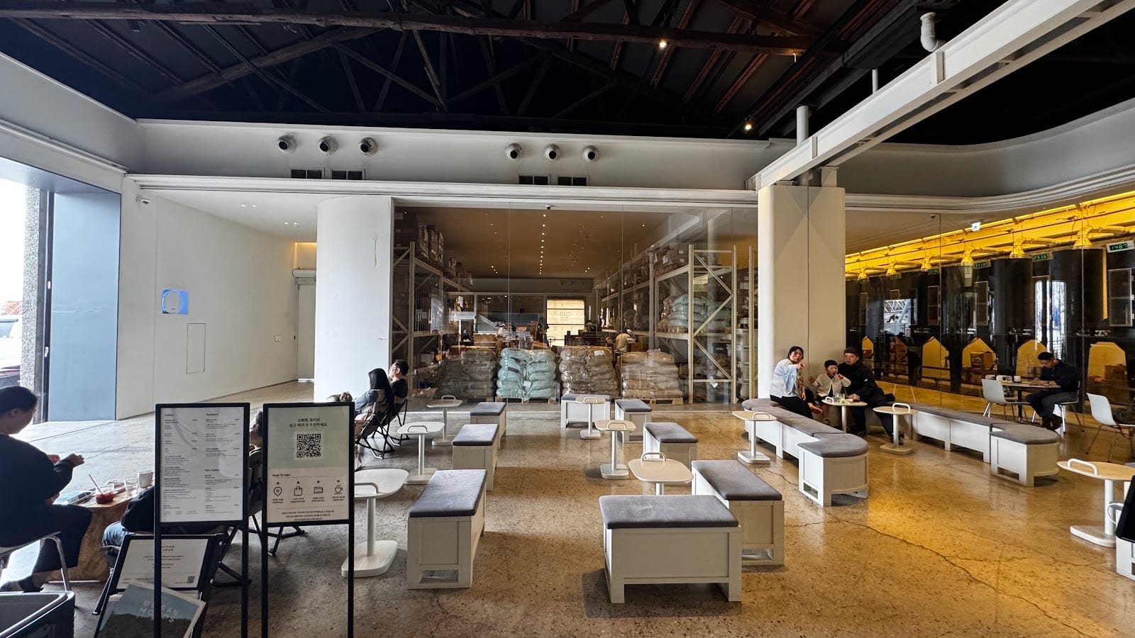 모모스커피 영도 로스터리&커피바 (Momos Coffee Yeongdo Roastery & Coffee Bar)