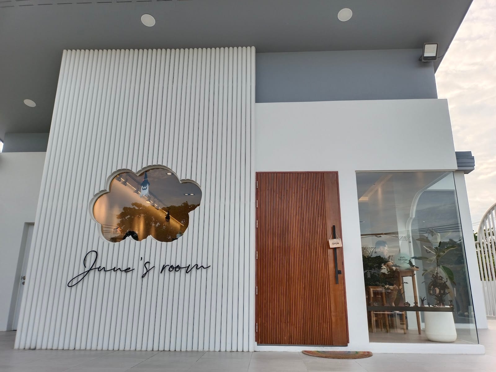 June’s Room Cafe