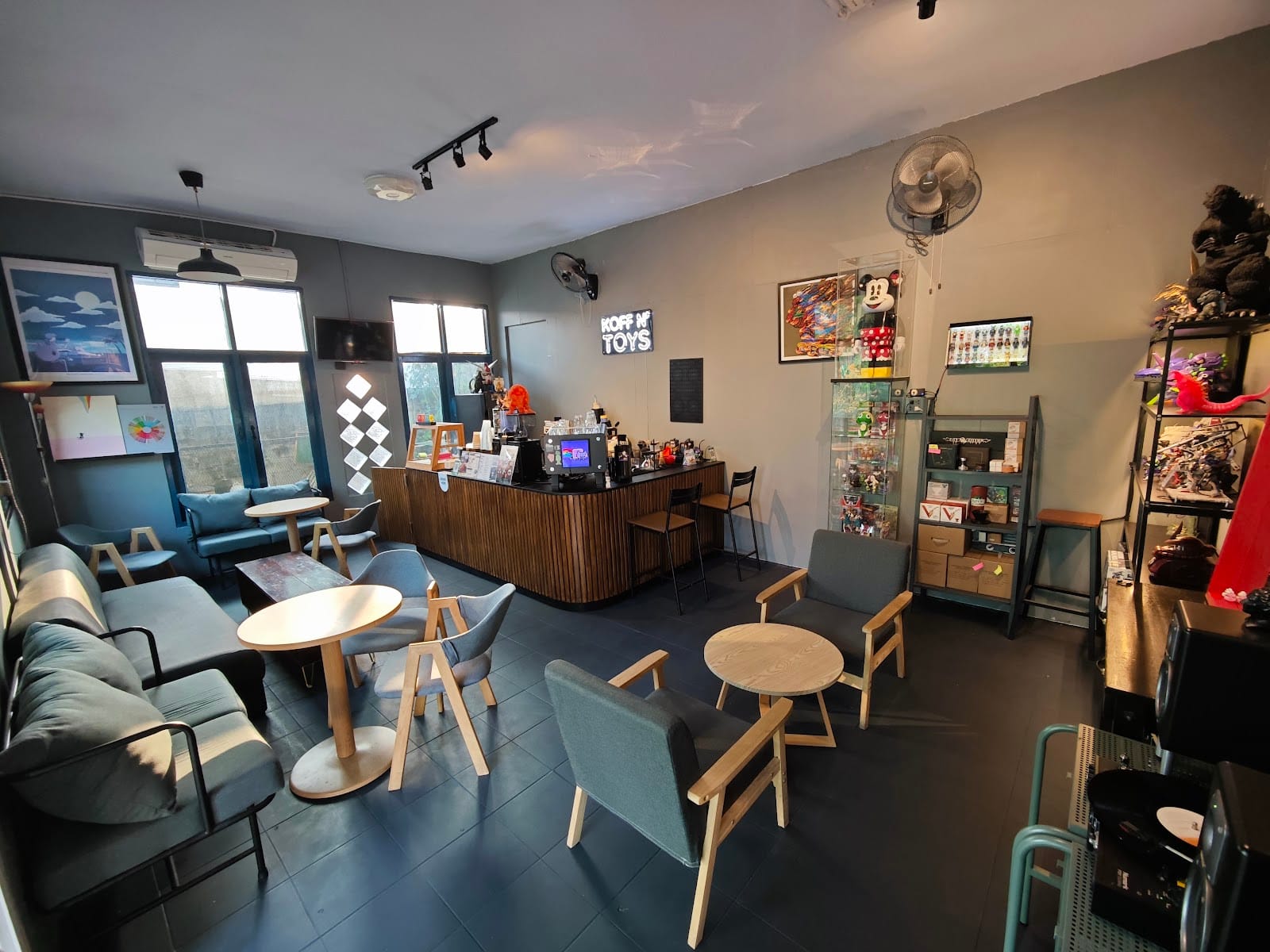 KOFF N' TOYs Cafe