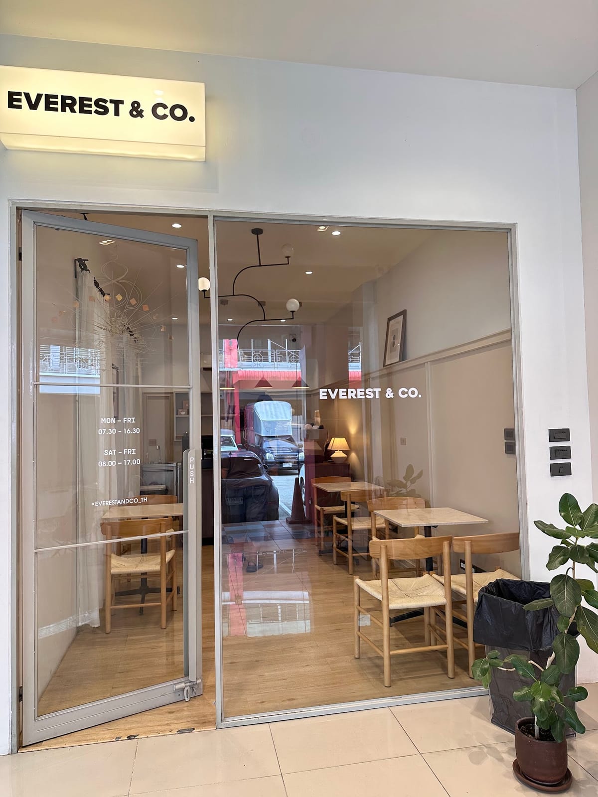 Everest & Co.