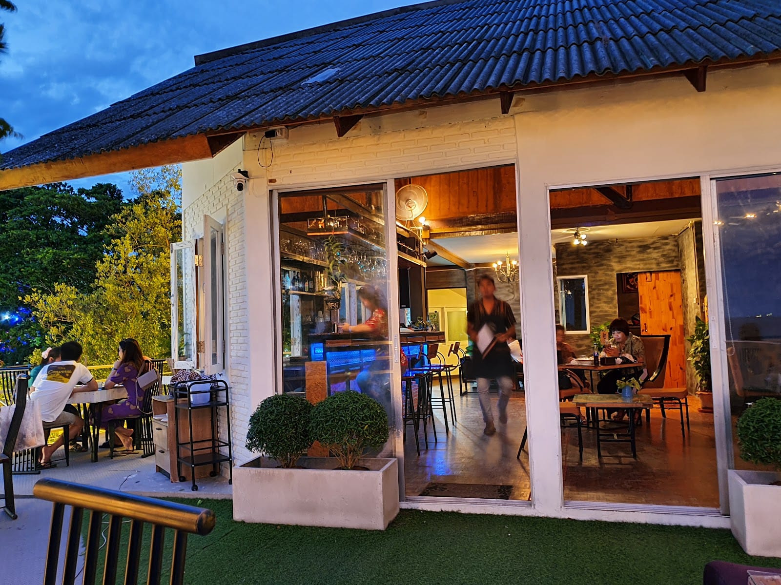 White House Beach Café & Restaurant