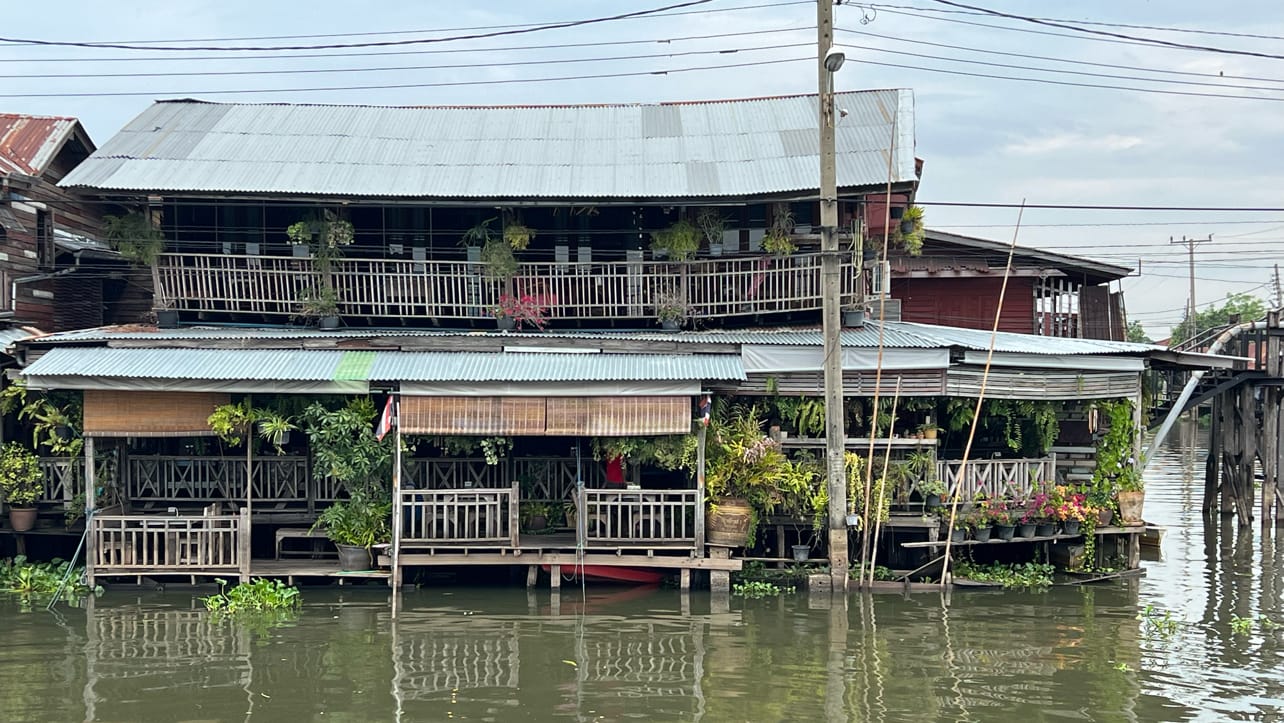 Si Yaek Huatakhe Cafe & Guesthouse