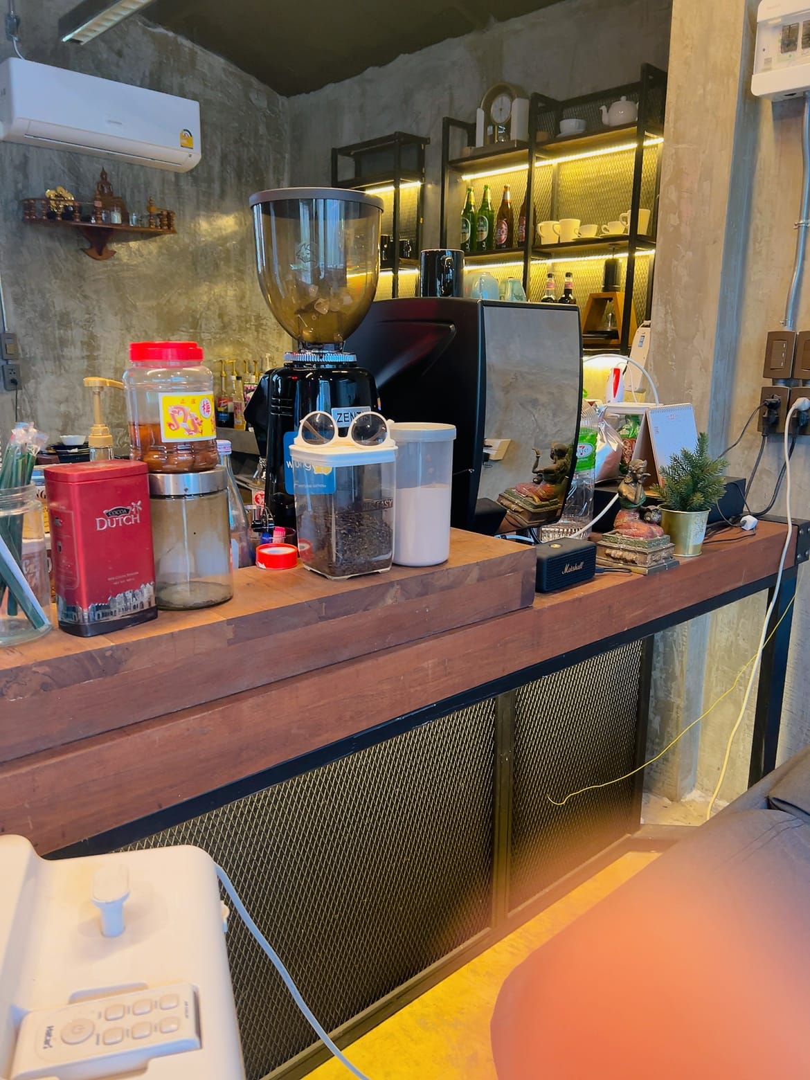กาแฟ & กะเพราจอมพลัง by Badwolf