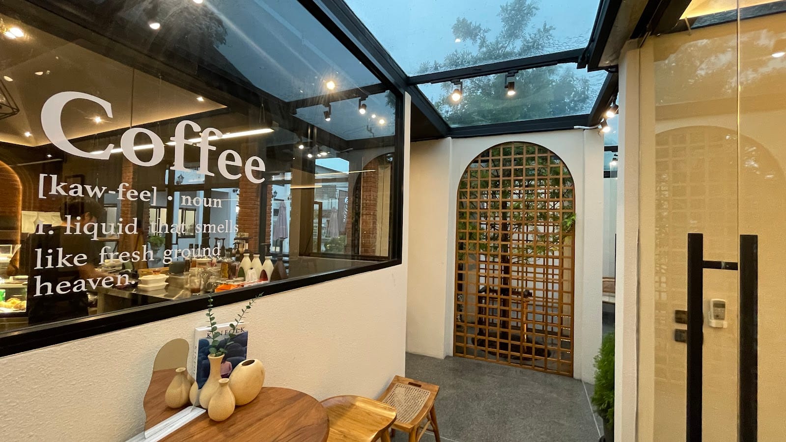 SWANS cafe & bistro