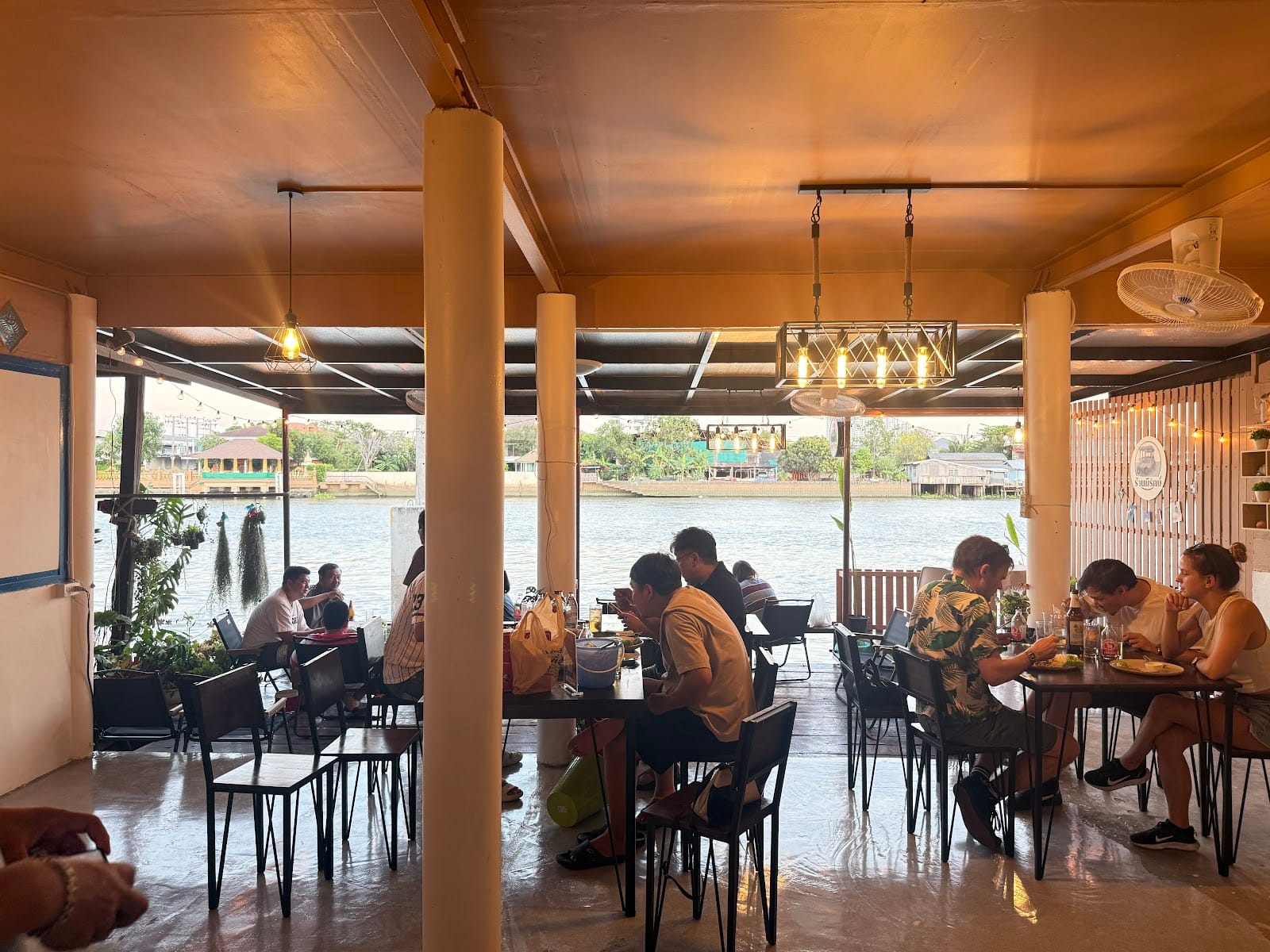 ร้านมีรักษ์ (Ranmeeruk)