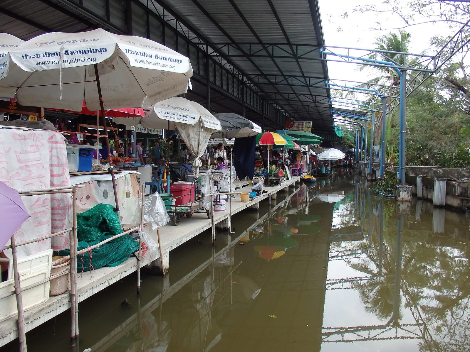 Bee Happy Cafe at Bangnamphueng floating market photo 2