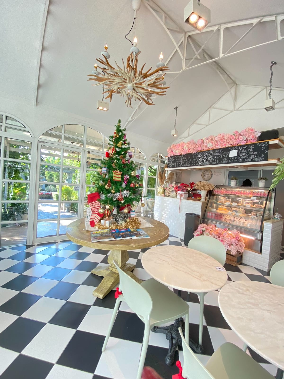 Misstar Cafe by Davika