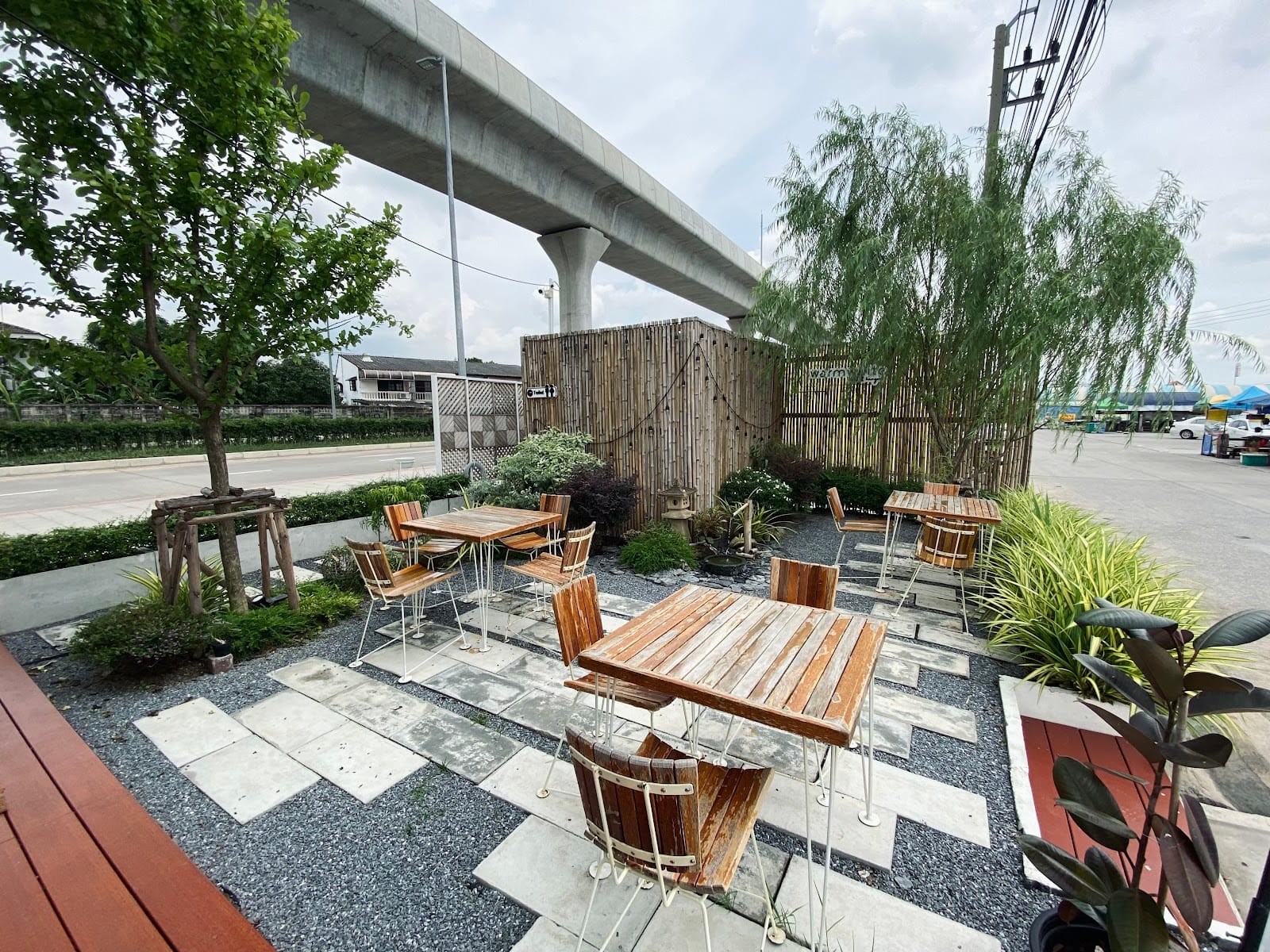 WARMWHITE cafe&hangout